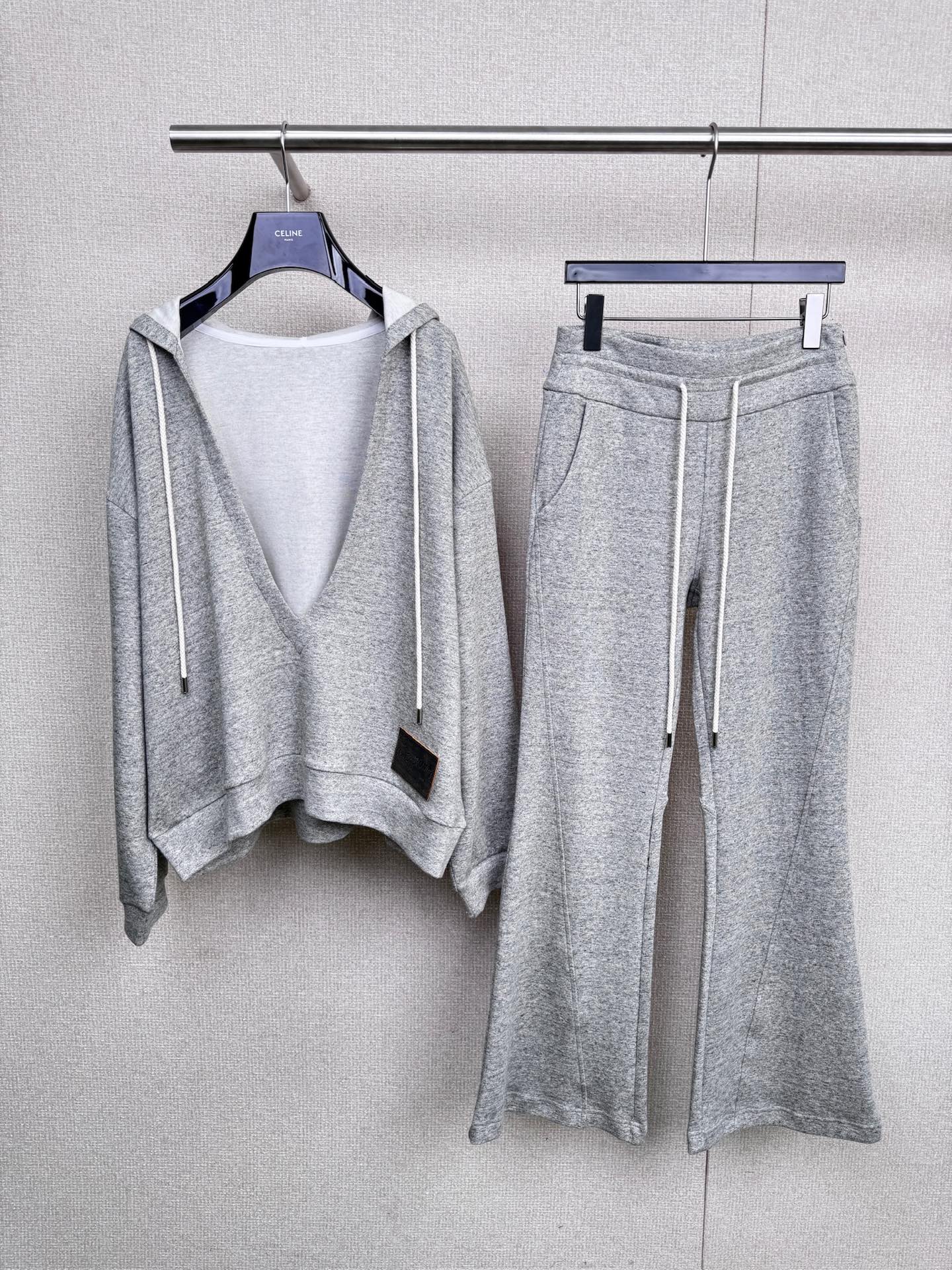 NO:501539,P, 225ODTD autumn and winter new deep V-neck pullover hooded sweatshirt knitted slim flared trousers suit, want to exercise without any restraint, and want to be full of aura when going out?  This three-color sports suit is your best choice. The simple hooded design adds a bit of casualness to your daily outfit. Whether it is windproof during exercise or concave shape, it is not a problem. It is smooth and large V-neck opening and closing, easy to put on and take off, and easy to adjust, and adapts to different scenarios. The bell-bottom trousers are the 'master of contouring' to cleverly modify the leg lines, making the legs look straight and slender. Even during exercise, they can remain neat and stylish. They use high-quality pure cotton fabrics, which are soft, skin-friendly and breathable, and they are sweating quickly. They sweat profusely during fitness. It can quickly absorb moisture, keep it dry and comfortable. When traveling on a daily basis, and can also bring gentle care to the skin. A complete set of matching saves the trouble of matching and easily achieves the perfect balance between fashion and comfort. Whether it is sweating in the sports room or leisurely walking on weekends, daily outfits can be easily controlled and show a unique fashion attitude.  code number SML, hoodie,sweatshirts,hats,alexander wang19860909P,225ODTD秋冬新品深V领套头连帽卫衣针织修身喇叭长裤套装,想要运动时毫无束缚, 又想在出街时气场拉满？这套三色系运动套装就是你的不二之选,简约连帽设计,为日常穿搭增添一份随性,无论是运动时防风,还是凹造型,都不在话下,顺滑大V领开合,穿脱轻松,调节自如,适应不同场景需求,喇叭裤型堪称腿型“修容大师”巧妙修饰腿线,让双腿看起来笔直修长,即使在运动中,也能保持利落有型,选用高品质纯棉面料,柔软亲肤透气性极佳,排汗速干,健身时大汗淋漓,它能迅速吸湿,保持干爽舒适,日常出行,又能为肌肤带来温柔呵护,一整套的搭配,省去了搭配烦恼,轻松实现时尚与舒适的完美平衡,无论是运动房挥洒汗水还是周末休闲漫步,平日的日常穿搭,都能轻松驾驭,展现独特的时尚态度. 码数SML 上,,hoodie,sweatshirts,hats,alexander wang,Women's clothing