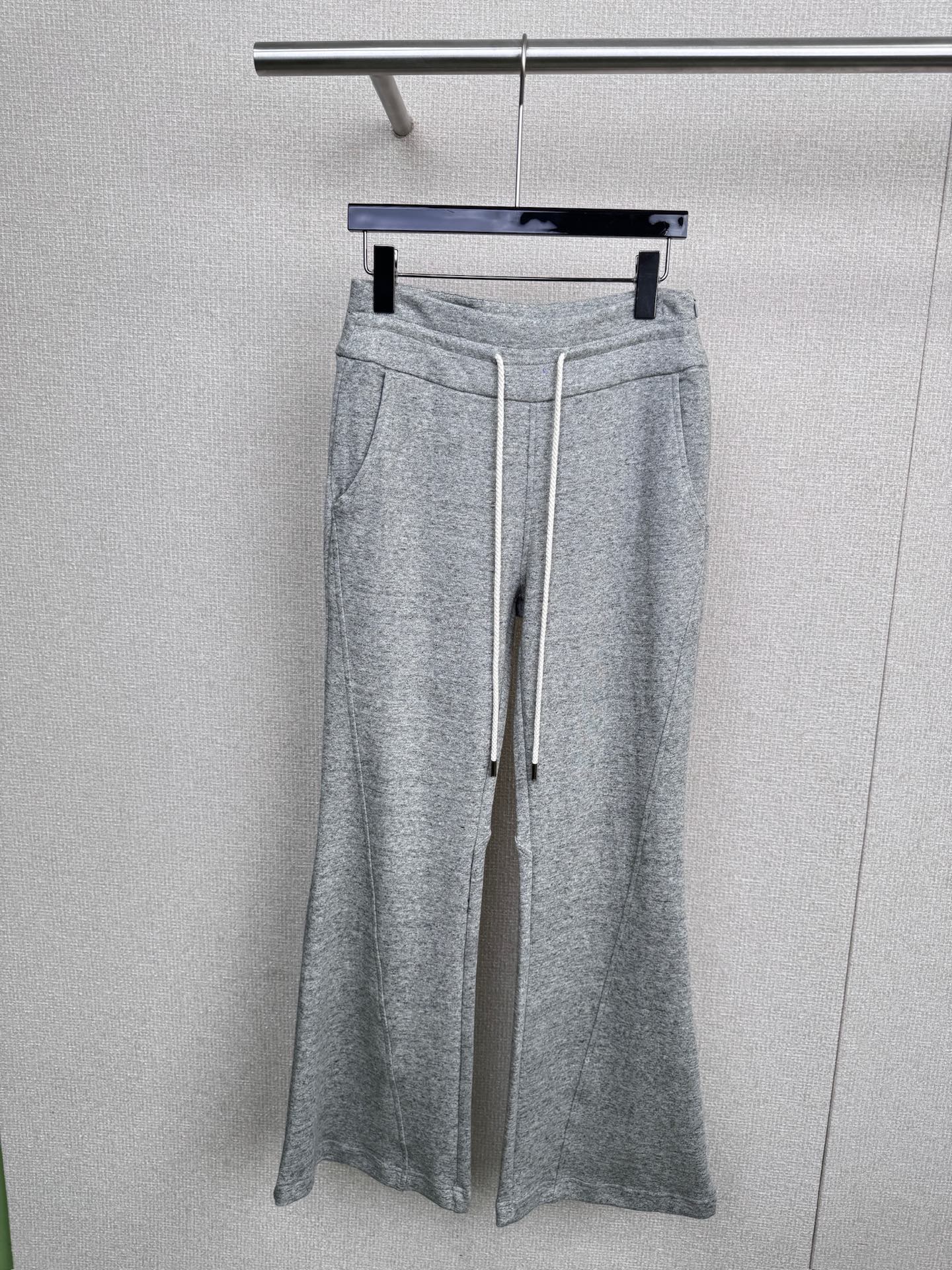 NO:501568,P, 220ODTD autumn and winter new deep V-neck pullover hooded sweatshirt knitted slim flared trousers suit, want to exercise without any restraint, and want to be full of aura when going out?  This three-color sports suit is your best choice. The simple hooded design adds a sense of casualness to your daily outfit. Whether it is windproof during exercise or concave shape, it is not a problem. It is smooth and large V-neck opening and closing, easy to put on and take off, and easy to adjust, and adapts to different scenarios. The bell-bottom trousers are the 'master of contouring' to cleverly modify the leg lines, making the legs look straight and slender. Even during exercise, they can remain neat and stylish. They use high-quality pure cotton fabrics, which are soft, skin-friendly and breathable, and they are sweating quickly. They sweat profusely during fitness. It can quickly absorb moisture, keep it dry and comfortable. When traveling on a daily basis, and can also bring gentle care to the skin. A complete set of matching saves the trouble of matching and easily achieves the perfect balance between fashion and comfort. Whether it is sweating in the sports room or leisurely walking on weekends, daily outfits can be easily controlled and show a unique fashion attitude.  SML trousers, hoodie,sweatshirts,hats,alexander wang19860909P,220ODTD秋冬新品深V领套头连帽卫衣针织修身喇叭长裤套装,想要运动时毫无束缚, 又想在出街时气场拉满？这套三色系运动套装就是你的不二之选,简约连帽设计,为日常穿搭增添一份随性,无论是运动时防风,还是凹造型,都不在话下,顺滑大V领开合,穿脱轻松,调节自如,适应不同场景需求,喇叭裤型堪称腿型“修容大师”巧妙修饰腿线,让双腿看起来笔直修长,即使在运动中,也能保持利落有型,选用高品质纯棉面料,柔软亲肤透气性极佳,排汗速干,健身时大汗淋漓,它能迅速吸湿,保持干爽舒适,日常出行,又能为肌肤带来温柔呵护,一整套的搭配,省去了搭配烦恼,轻松实现时尚与舒适的完美平衡,无论是运动房挥洒汗水还是周末休闲漫步,平日的日常穿搭,都能轻松驾驭,展现独特的时尚态度. 码数SML 长裤,,hoodie,sweatshirts,hats,alexander wang,Women's clothing