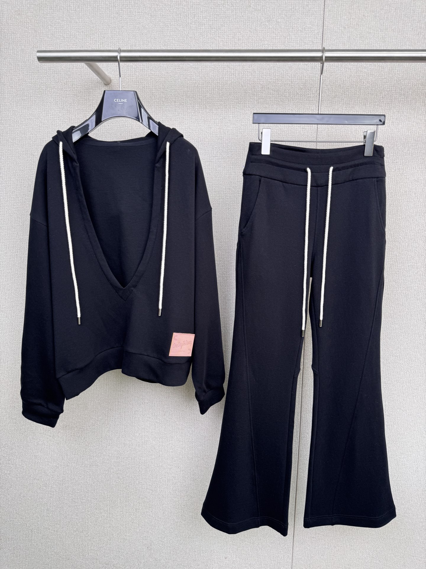 NO:501548,Tops, trousers. ODTD autumn and winter new deep V-neck pullover hooded sweatshirt knitted slim flared trousers suit. I want to exercise without any restraint, but also want to be full of aura when I go out?  This three-color sports suit is your best choice. The simple hooded design adds a bit of casualness to your daily outfit. Whether it is windproof during exercise or concave shape, it is not a problem. It is smooth and large V-neck opening and closing, easy to put on and take off, and easy to adjust, and adapts to different scenarios. The bell-bottom trousers are the 'master of contouring' to cleverly modify the leg lines, making the legs look straight and slender. Even during exercise, they can remain neat and stylish. They use high-quality pure cotton fabrics, which are soft, skin-friendly and breathable, and they are sweating quickly. They sweat profusely during fitness. It can quickly absorb moisture, keep it dry and comfortable. When traveling on a daily basis, and can also bring gentle care to the skin. A complete set of matching saves the trouble of matching and easily achieves the perfect balance between fashion and comfort. Whether it is sweating in the sports room or leisurely walking on weekends, daily outfits can be easily controlled and show a unique fashion attitude.  SML, hoodie, sweatshirts, hats, alexander wang19860909上衣 长裤.ODTD秋冬新品深V领套头连帽卫衣针织修身喇叭长裤套装,想要运动时毫无束缚, 又想在出街时气场拉满？这套三色系运动套装就是你的不二之选,简约连帽设计,为日常穿搭增添一份随性,无论是运动时防风,还是凹造型,都不在话下,顺滑大V领开合,穿脱轻松,调节自如,适应不同场景需求,喇叭裤型堪称腿型“修容大师”巧妙修饰腿线,让双腿看起来笔直修长,即使在运动中,也能保持利落有型,选用高品质纯棉面料,柔软亲肤透气性极佳,排汗速干,健身时大汗淋漓,它能迅速吸湿,保持干爽舒适,日常出行,又能为肌肤带来温柔呵护,一整套的搭配,省去了搭配烦恼,轻松实现时尚与舒适的完美平衡,无论是运动房挥洒汗水还是周末休闲漫步,平日的日常穿搭,都能轻松驾驭,展现独特的时尚态度. 码数SML,,hoodie,sweatshirts,hats,alexander wang,Women's clothing