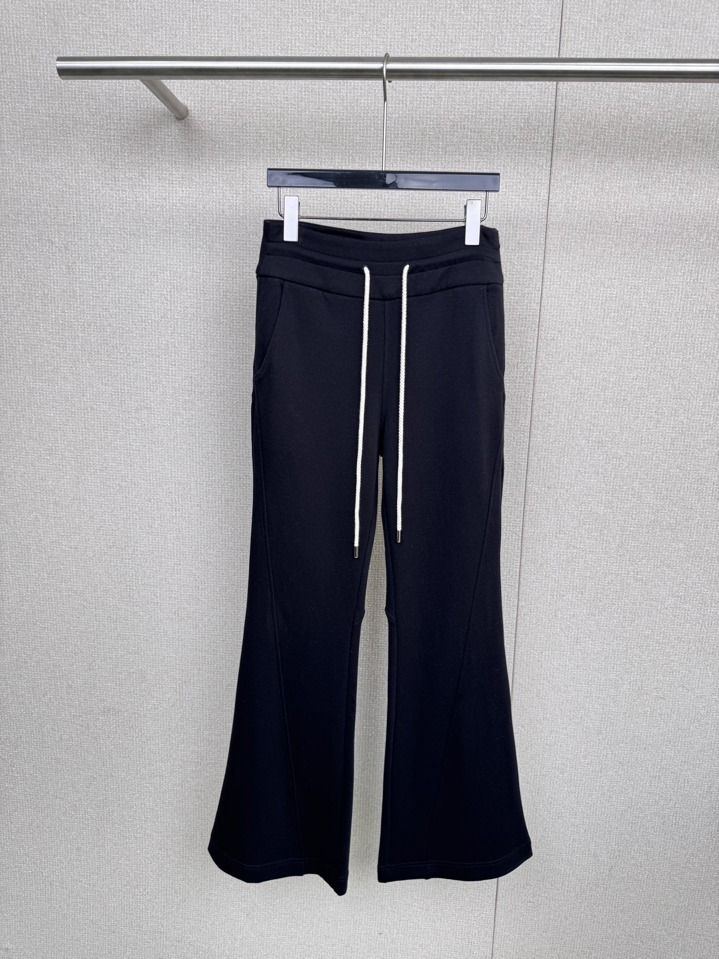 NO:503464,ODTD autumn and winter new deep V-neck pullover hooded sweatshirt knitted slim flared trousers suit. I want to exercise without any restraint, but also want to be full of aura when I go out?  This three-color sports suit is your best choice. The simple hooded design adds a sense of casualness to your daily outfit. Whether it is windproof during exercise or concave shape, it is not a problem. It is smooth and large V-neck opening and closing, easy to put on and take off, and easy to adjust, and adapts to different scenarios. The bell-bottom trousers are the 'master of contouring' to cleverly modify the leg lines, making the legs look straight and slender. Even during exercise, they can remain neat and stylish. They use high-quality pure cotton fabrics, which are soft, skin-friendly and breathable, and they are sweating quickly. They sweat profusely during fitness. It can quickly absorb moisture, keep it dry and comfortable. When traveling on a daily basis, and can also bring gentle care to the skin. A complete set of matching saves the trouble of matching and easily achieves the perfect balance between fashion and comfort. Whether it is sweating in the sports room or leisurely walking on weekends, daily outfits can be easily controlled and show a unique fashion attitude.  SML trousers P, hoodie, sweatshirts,hats,alexander wang19860909ODTD秋冬新品深V领套头连帽卫衣针织修身喇叭长裤套装,想要运动时毫无束缚, 又想在出街时气场拉满？这套三色系运动套装就是你的不二之选,简约连帽设计,为日常穿搭增添一份随性,无论是运动时防风,还是凹造型,都不在话下,顺滑大V领开合,穿脱轻松,调节自如,适应不同场景需求,喇叭裤型堪称腿型“修容大师”巧妙修饰腿线,让双腿看起来笔直修长,即使在运动中,也能保持利落有型,选用高品质纯棉面料,柔软亲肤透气性极佳,排汗速干,健身时大汗淋漓,它能迅速吸湿,保持干爽舒适,日常出行,又能为肌肤带来温柔呵护,一整套的搭配,省去了搭配烦恼,轻松实现时尚与舒适的完美平衡,无论是运动房挥洒汗水还是周末休闲漫步,平日的日常穿搭,都能轻松驾驭,展现独特的时尚态度. 码数SML 长裤P,,hoodie,sweatshirts,hats,alexander wang,Women's clothing