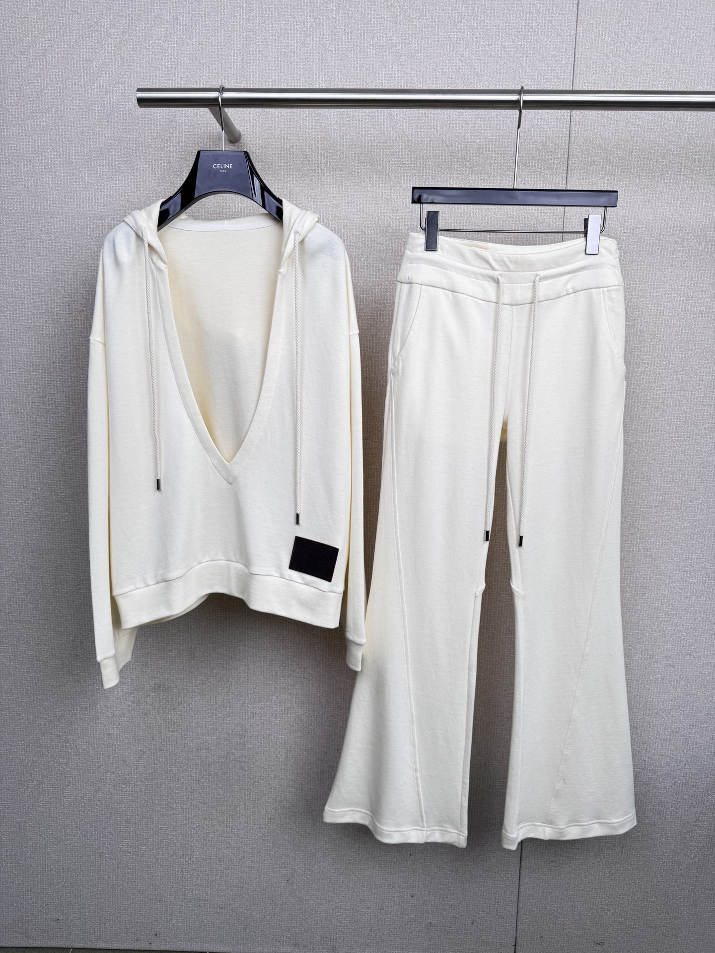 NO:503472,ODTD autumn and winter new deep V-neck pullover hooded sweatshirt knitted slim flared trousers suit. I want to exercise without any restraint, but also want to be full of aura when I go out?  This three-color sports suit is your best choice. The simple hooded design adds a sense of casualness to your daily outfit. Whether it is windproof during exercise or concave shape, it is not a problem. It is smooth and large V-neck opening and closing, easy to put on and take off, and easy to adjust, and adapts to different scenarios. The bell-bottom trousers are the 'master of contouring' to cleverly modify the leg lines, making the legs look straight and slender. Even during exercise, they can remain neat and stylish. They use high-quality pure cotton fabrics, which are soft, skin-friendly and breathable, and they are sweating quickly. They sweat profusely during fitness. It can quickly absorb moisture, keep it dry and comfortable. When traveling on a daily basis, and can also bring gentle care to the skin. A complete set of matching saves the trouble of matching and easily achieves the perfect balance between fashion and comfort. Whether it is sweating in the sports room or leisurely walking on weekends, daily outfits can be easily controlled and show a unique fashion attitude.  code number SML, hoodie,sweatshirts,hats,alexander wang19860909ODTD秋冬新品深V领套头连帽卫衣针织修身喇叭长裤套装,想要运动时毫无束缚, 又想在出街时气场拉满？这套三色系运动套装就是你的不二之选,简约连帽设计,为日常穿搭增添一份随性,无论是运动时防风,还是凹造型,都不在话下,顺滑大V领开合,穿脱轻松,调节自如,适应不同场景需求,喇叭裤型堪称腿型“修容大师”巧妙修饰腿线,让双腿看起来笔直修长,即使在运动中,也能保持利落有型,选用高品质纯棉面料,柔软亲肤透气性极佳,排汗速干,健身时大汗淋漓,它能迅速吸湿,保持干爽舒适,日常出行,又能为肌肤带来温柔呵护,一整套的搭配,省去了搭配烦恼,轻松实现时尚与舒适的完美平衡,无论是运动房挥洒汗水还是周末休闲漫步,平日的日常穿搭,都能轻松驾驭,展现独特的时尚态度. 码数SML 上,,hoodie,sweatshirts,hats,alexander wang,Women's clothing