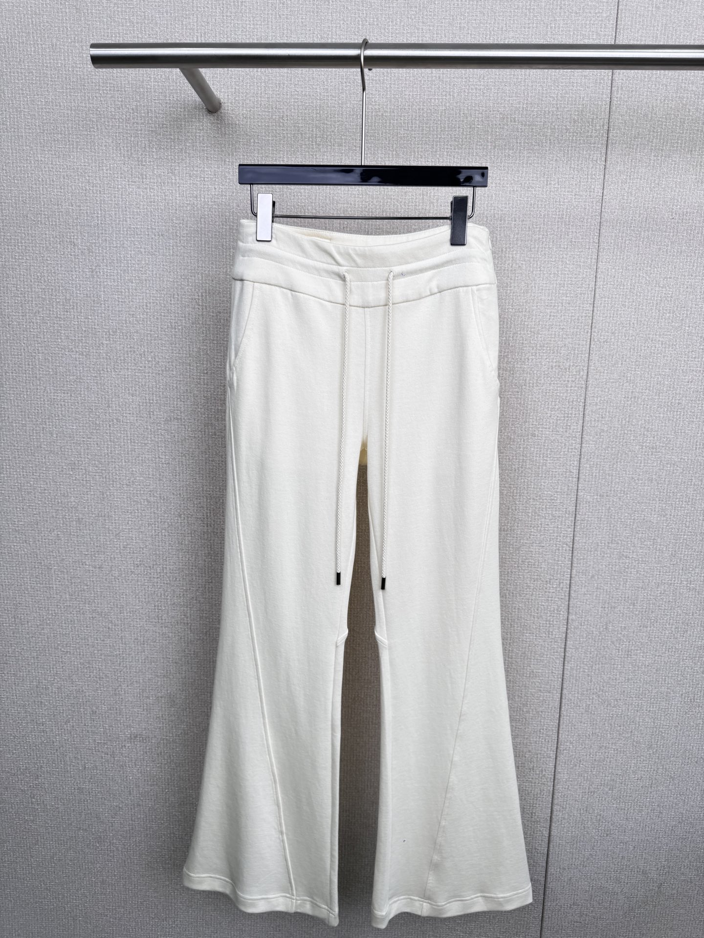 NO:503480,ODTD autumn and winter new deep V-neck pullover hooded sweatshirt knitted slim flared trousers suit. I want to exercise without any restraint, but also want to be full of aura when I go out?  This three-color sports suit is your best choice. The simple hooded design adds a bit of casualness to your daily outfit. Whether it is windproof during exercise or concave shape, it is not a problem. It is smooth and large V-neck opening and closing, easy to put on and take off, and easy to adjust, and adapts to different scenarios. The bell-bottom trousers are the 'master of contouring' to cleverly modify the leg lines, making the legs look straight and slender. Even during exercise, they can remain neat and stylish. They use high-quality pure cotton fabrics, which are soft, skin-friendly and breathable, and they are sweating quickly. They sweat profusely during fitness. It can quickly absorb moisture, keep it dry and comfortable. When traveling on a daily basis, and can also bring gentle care to the skin. A complete set of matching saves the trouble of matching and easily achieves the perfect balance between fashion and comfort. Whether it is sweating in the sports room or leisurely walking on weekends, daily outfits can be easily controlled and show a unique fashion attitude.  SML, hoodie, sweatshirts, hats, alexander wang19860909ODTD秋冬新品深V领套头连帽卫衣针织修身喇叭长裤套装,想要运动时毫无束缚, 又想在出街时气场拉满？这套三色系运动套装就是你的不二之选,简约连帽设计,为日常穿搭增添一份随性,无论是运动时防风,还是凹造型,都不在话下,顺滑大V领开合,穿脱轻松,调节自如,适应不同场景需求,喇叭裤型堪称腿型“修容大师”巧妙修饰腿线,让双腿看起来笔直修长,即使在运动中,也能保持利落有型,选用高品质纯棉面料,柔软亲肤透气性极佳,排汗速干,健身时大汗淋漓,它能迅速吸湿,保持干爽舒适,日常出行,又能为肌肤带来温柔呵护,一整套的搭配,省去了搭配烦恼,轻松实现时尚与舒适的完美平衡,无论是运动房挥洒汗水还是周末休闲漫步,平日的日常穿搭,都能轻松驾驭,展现独特的时尚态度. 码数SML,,hoodie,sweatshirts,hats,alexander wang,Women's clothing