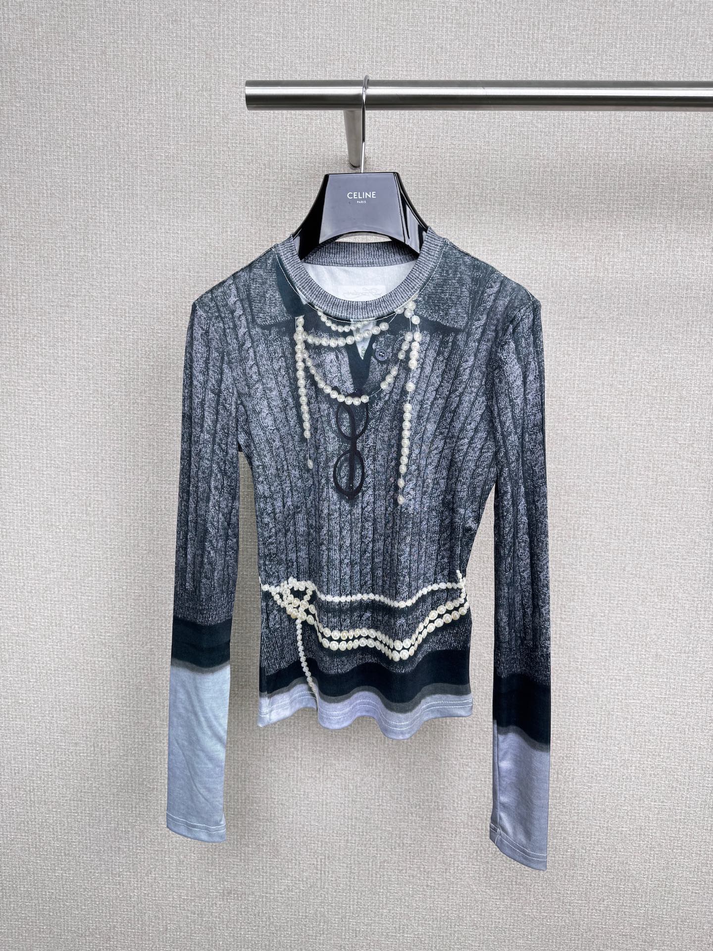 NO:503484,FORDARE Fun and fake two-piece 3D printed pearl accessories base shirt, long-sleeved T-shirt, fashionable and beautiful complexion, the printed elements make the classics of countless brands, and the 3D design is even more icing on the cake. This one is very good to play with contrasting colors, both classic and durable and fashionable, with a strong 3D feeling, creating the most perfect sense of layering, the soft fabric is light and delicate, without any thorny feeling, the whole body displays a brand new jacquard pattern, interpreting the most classic unique styling charm, the charm index of the upper body dress, an absolute fashion expert, the upper body super sets off the skin tone, and the high-end feeling brought by clever whitening is extremely unique and rare. With the iconic LOGO, the charm can be imagined, and the full-score temperament matching. SML, tees, t-shirt, alexander wang19860909FORDARE福蝶趣味假两件3D印花珍珠配饰打底衫长袖T恤,时髦好气色,印花的元素成就无数品牌的经典,3D设计更是锦上添花,而这款就很好的将与撞色玩到一起,既经典耐看又时髦出范儿,3D感超强,塑造了最完美的层次感,柔软的面料轻盈细腻,无任何扎刺感,通体的印花形式展示全新的提花图案,演绎最为经典的独特造型魅力,上身着装的魅力指数,绝对时尚达人,上身超级衬托肤色,巧妙显白带来的高级感,极为独特罕见.加上标志性的LOGO其魅力可想而知,满分的气质搭配. 码数SML,,tees，t-shirt,alexander wang,Women's clothing