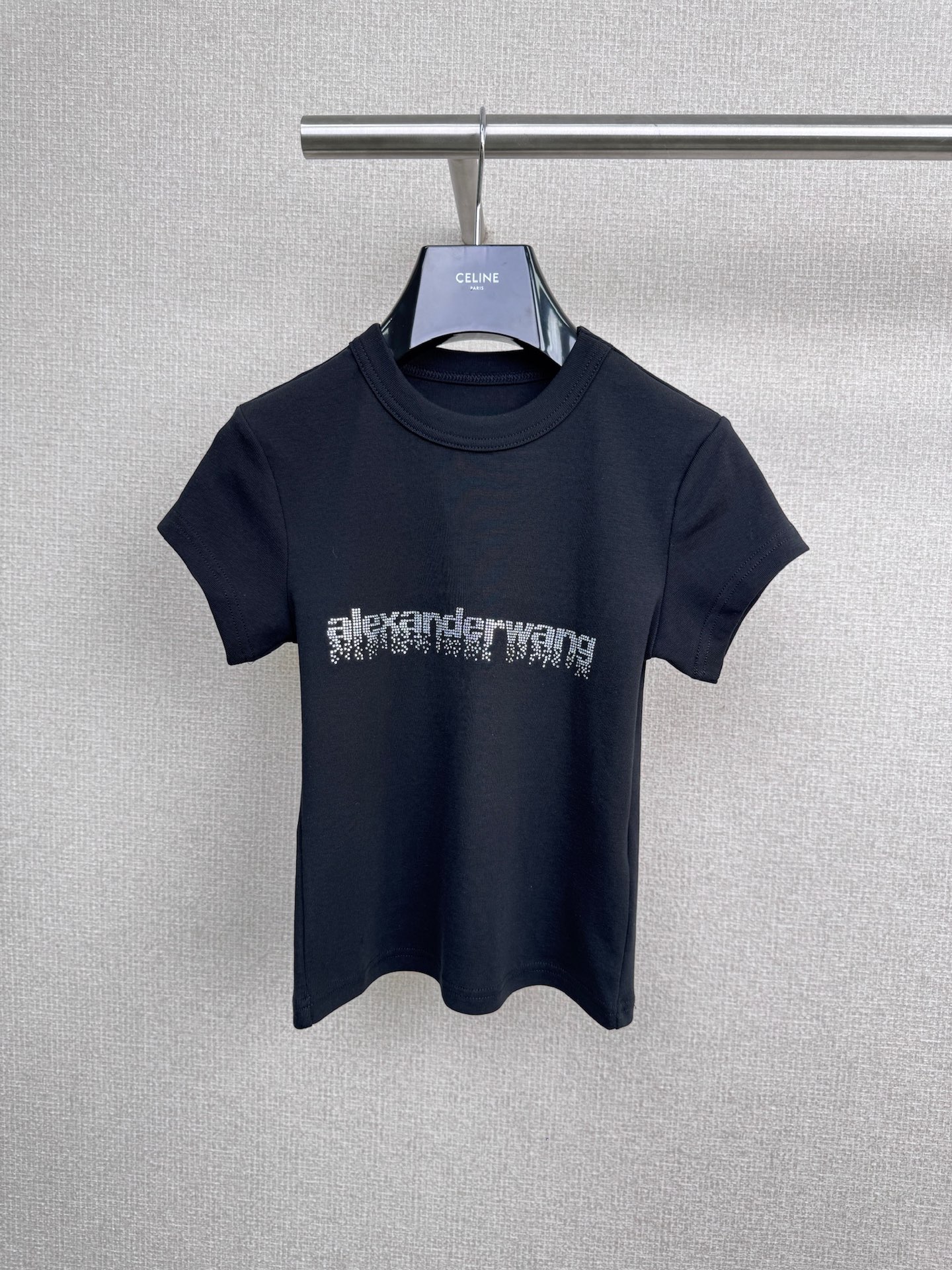 NO:503469,Alexanderwang Alexanderwang's new Autumn and Winter Alexanderwang's new Autumn and Winter Alchemy Alchemy T-shirt is so good. The 'AW' Autumn and Diamond Alchemy letters on it are unique and exquisite, like a unique fashion secret hidden, which makes the whole dress have a soul at once, and completely widens the gap with ordinary white T-shirt. The style is a very scheming slim design that can naturally fit the body lines, easily show a good figure without any sense of restraint. It is paired with a pair of jeans, simple and fashionable. The most beautiful baby when going out on the street. Whether it is shopping, partying with friends, or having afternoon tea, it is super suitable. This short sleeve is really versatile and beautiful. Whoever wears it looks good. SML, alexander wang, shorts, T-shirt, tees, t-shirt, alexander wang19860909Alexanderwang亚历山大王秋冬新款烫钻字母T恤,太出片了 上面的“AW”烫钻字母,独特又精致,像是藏着专属的时尚密语,一下子就让整件衣服有了灵魂,和普通白T 彻底拉开差距,版型是那种很心机的修身设计,能自然地贴合身体线条,轻松展现出好身材,又不会有束缚感,随便搭配一条牛仔短裤,简约又不失时尚感,出街就是最靓的崽,不管是去逛街、和朋友聚会,还是去喝下午茶,都超级合适,这件短袖真的是百搭又好看,谁穿谁好看系列. 码数SML,,alexander wang,shorts,T-shirt,tees，t-shirt,alexander wang,Women's clothing