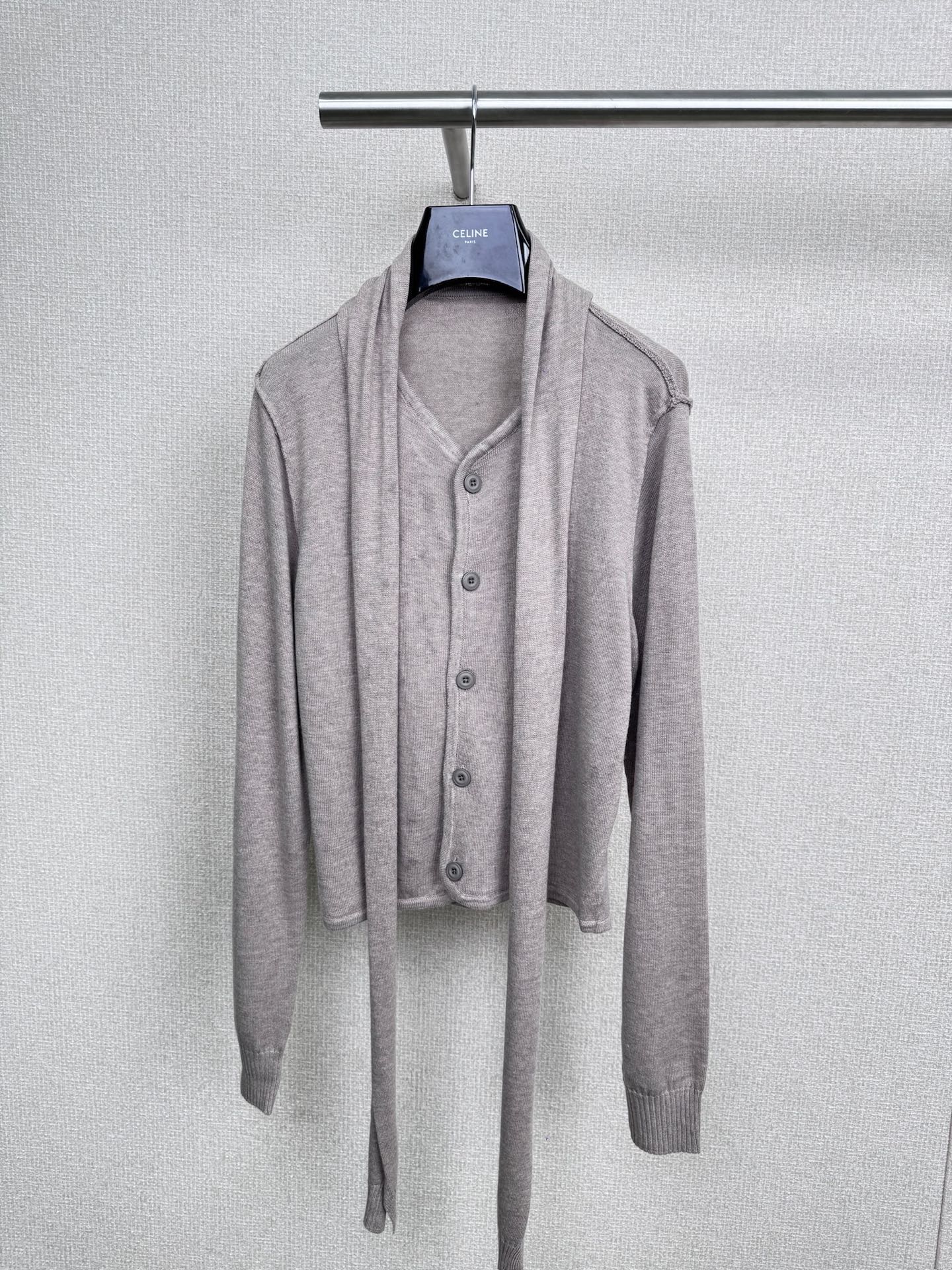 NO:503485,Lemaire's new autumn and winter streamer knitted long-sleeved slimming inner base shirt, which welds the 'slack and high-end' streamer knitted sweater. Who knows it? This sweater has played with the 'slack and slack' and the 'slack and slack' and the 'slack and slack' in a wardrobe. The streamer design + irregular tailoring, comes with an artistic filter, hides the flesh and shows the design sense, gentle and age-reducing, the tweak skirt is fairy-like, the fabric is breathable and not stuffy, the details hit the aesthetics, I was chased and asked about the link, and welds the slack and high-end feeling to death. Whoever wears the 'slim down to the world latte, it looks good in the inner wear alone, and it is amazing when paired with a skirt or jeans. It is a versatile model in the wardrobe that 'wins a lot without any effort'. Good materials have a high-end feel, and it is also soft and soft when worn on the skin. The streamer is gentle and intellectual, wears more clothes, and you can wear one single hot model slowly. You must have it this autumn.  SML, skirts, jeans, alexander wang19860909Lemaire秋冬新款飘带针织长袖显瘦内搭打底衫,把 “松弛高级感” 焊死的飘带针织衫 谁懂啊,这件针织衫把 “气质松弛感” 玩明白了,飘带设计 + 不规则剪裁,自带艺术滤镜,藏肉又显设计感,温柔减龄,搭纱裙仙气飘飘,面料透气不闷,细节戳中审美,被追着问链接,把松弛感与高级感焊死,谁穿谁是人间太妃拿铁,单穿内搭都好看,搭配半裙或牛仔裤皆惊艳,属于衣柜里“毫不费力就赢很大”的百搭款,好材质自带高级感,贴肤穿也亲肤柔软,飘带系上温柔知性,一衣多穿,出单爆款手慢无,这个秋天一定要拥有它. 码数SML,,skirts,jeans,alexander wang,Women's clothing