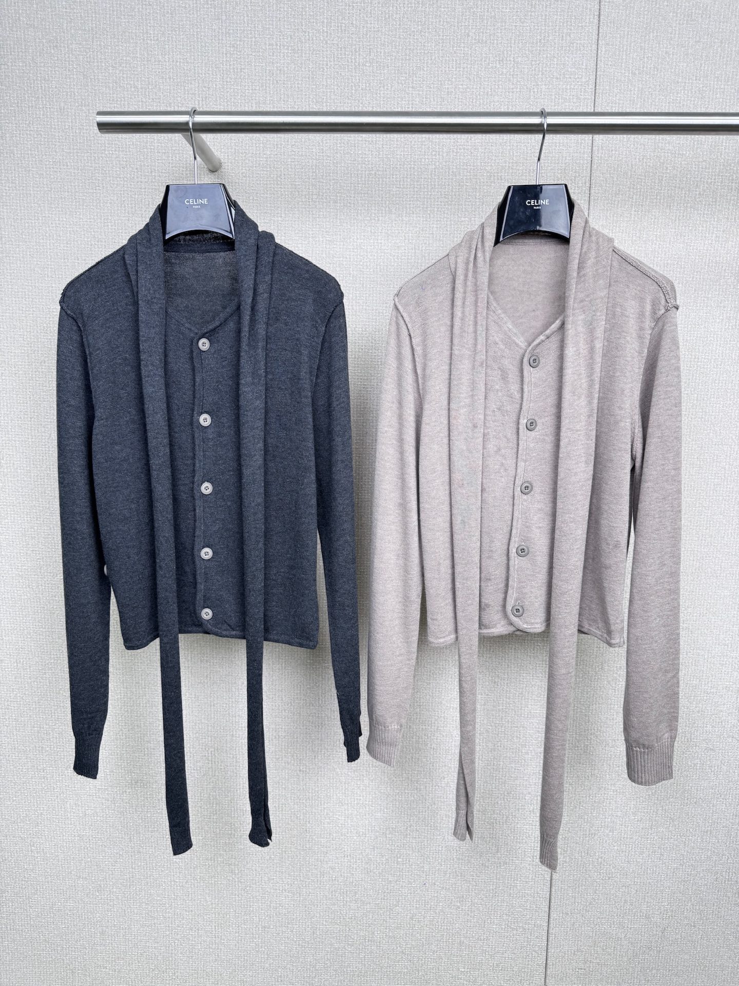 NO:503494,Lemaire's new autumn and winter streamer knitted long-sleeved slimming inner base shirt, which welds the 'slack and high-end' streamer knitted sweater. Who knows it? This sweater has played with the 'slack and slack' and the 'slack and slack' and the 'slack and slack' in a wardrobe. The streamer design + irregular tailoring, comes with an artistic filter, hides the flesh and shows the design sense, gentle and age-reducing, the tweak skirt is fairy-like, the fabric is breathable and not stuffy, the details hit the aesthetics, I was chased and asked about the link, and welds the slack and high-end feeling to death. Whoever wears the 'slim down to the world latte, it looks good in the inner wear alone, and it is amazing when paired with a skirt or jeans. It is a versatile model in the wardrobe that 'wins a lot without any effort'. Good materials have a high-end feel, and it is also soft and soft when worn on the skin. The streamer is gentle and intellectual, wears more clothes, and you can wear one single hot model slowly. You must have it this autumn.  SML, skirts, jeans, alexander wang19860909Lemaire秋冬新款飘带针织长袖显瘦内搭打底衫,把 “松弛高级感” 焊死的飘带针织衫 谁懂啊,这件针织衫把 “气质松弛感” 玩明白了,飘带设计 + 不规则剪裁,自带艺术滤镜,藏肉又显设计感,温柔减龄,搭纱裙仙气飘飘,面料透气不闷,细节戳中审美,被追着问链接,把松弛感与高级感焊死,谁穿谁是人间太妃拿铁,单穿内搭都好看,搭配半裙或牛仔裤皆惊艳,属于衣柜里“毫不费力就赢很大”的百搭款,好材质自带高级感,贴肤穿也亲肤柔软,飘带系上温柔知性,一衣多穿,出单爆款手慢无,这个秋天一定要拥有它. 码数SML,,skirts,jeans,alexander wang,Women's clothing