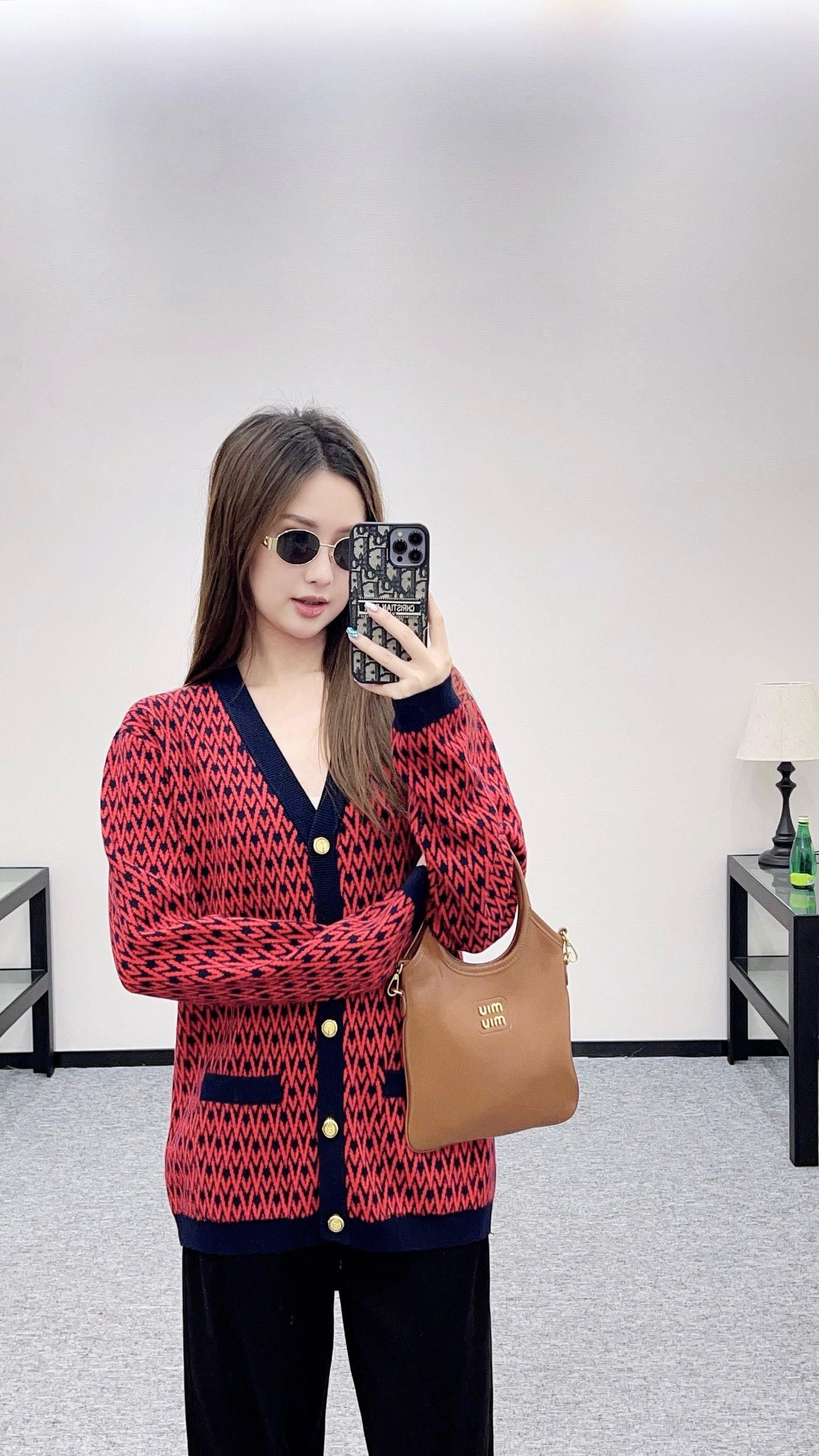 NO:503557,Valentino early autumn is deep red, high-end and versatile, easy to grasp various styles, V-neck jacquard design is unique, retro patterns are exquisite and delicate, as if every stitch is woven with a romantic story of autumn and winter, making the texture of the whole dress soar, saying goodbye to the monotony and dullness, not only is it easy to put on and take off, but it can also change the shape at will, lazy and casual, windproof and fashionable, thickened knitted fabric, soft and skin-friendly, and is surrounded by warmth as soon as the upper body is  , the chills of late autumn and early winter are all dispelled, and the loose style is even more unique. The master of 'hiding meat' is undoubtedly a chubby girl, and a slightly fat girl can also wear it in a lazy and relaxed way. She wears it on the outside and the inner ones. She is neat and free and easy with jeans, and the gentleness of the skirt is doubled. Whether it is on the commuting road, strolling on weekends or staying at home, this cardigan is the best choice. This autumn and winter quickly allows this red jacquard double cardigan to contract your fashion and warmth. It is not a loss to buy it, and sisters close their eyes.  SML, valentino, valentino, skirts, jeans, alexander wang19860909Valentino华伦天奴早秋深邃红色,高级又百搭,轻松拿捏各种风格,V领提花设计独具匠心,复古花纹精致细腻,仿佛每一针都编织着秋冬的浪漫故事,让整件衣服质感飙升,告别单调沉闷,不仅穿脱方便,还能随心变换造型,慵懒随性,防风又时髦,加厚针织面料,软糯亲肤,一上身就被温暖包围,深秋初冬的寒意统统驱散,宽松版型更是一绝,“藏肉”高手无疑,微胖女孩也能穿出慵懒松弛感,外穿内搭都很绝,配牛仔裤利落洒脱,搭裙子温柔加倍,无论是通勤路上、周末闲逛还是宅在家里,这件开衫都是不二之选,这个秋冬快让这件红色提花双开衫承包你的时尚与温暖,入手不亏,姐妹们闭眼入. 码数SML,,valentino,valentino,skirts,jeans,alexander wang,Women's clothing