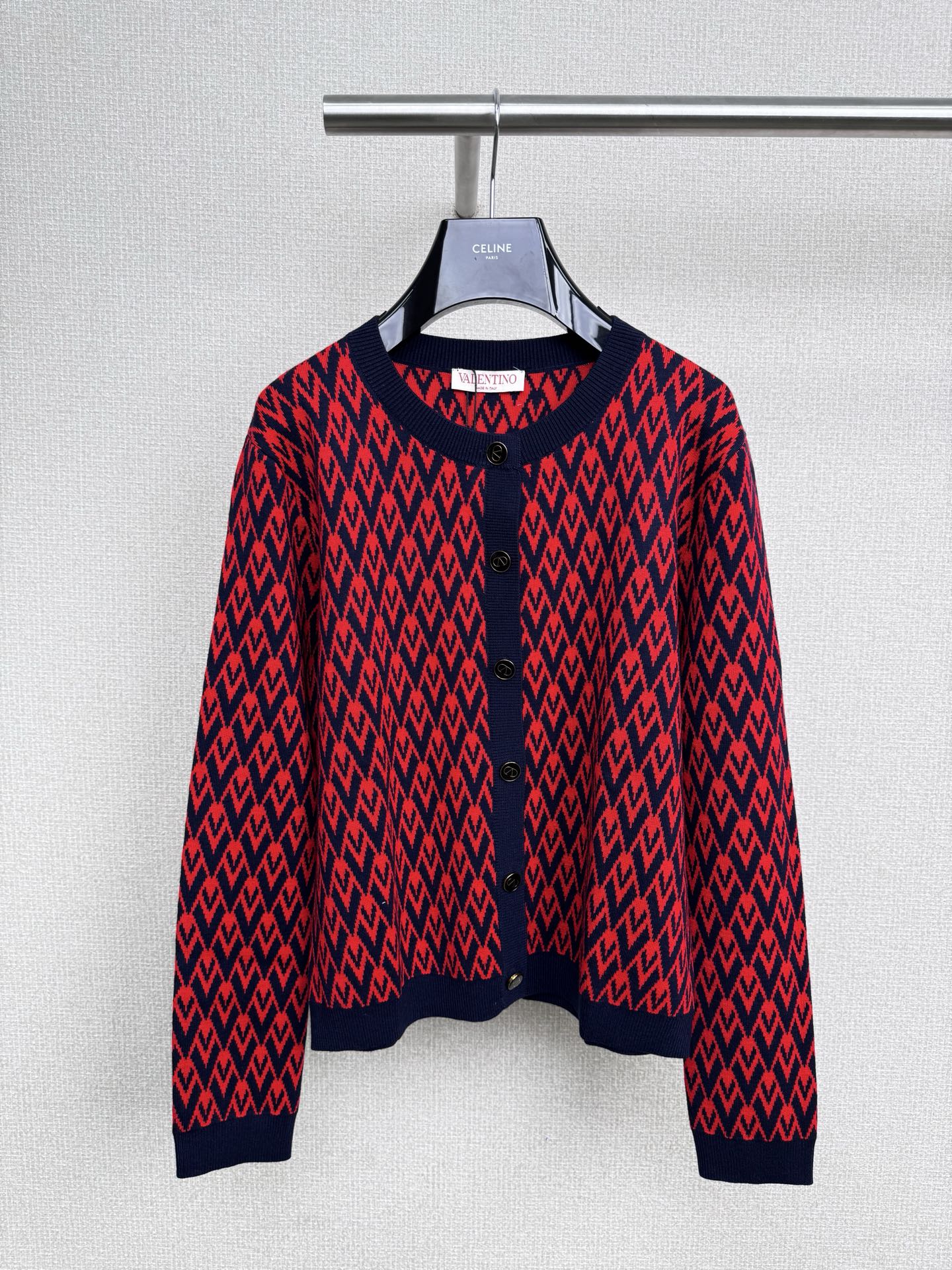 NO:503561,Valentino early autumn is deep red, high-end and versatile, easy to grasp various styles, the jacquard design is unique, the retro patterns are exquisite and delicate, as if each stitch is woven with the romantic story of autumn and winter, making the texture of the whole dress soar, saying goodbye to the monotony and dullness, not only is it easy to put on and take off, but it can also change the shape at will, lazy and casual, windproof and fashionable, thickened knitted fabric, soft and skin-friendly, and is surrounded by warmth as soon as the upper body is,  The chill in late autumn and early winter is dispelled, and the loose style is even more unique. A master of 'hiding meat' is undoubtedly a chubby girl. A slightly fat girl can also wear it in a lazy and relaxed way. She wears it on the outside and the inner ones. She is neat and free and easy with jeans, and the gentleness of the skirt is doubled. Whether it is on the commuting road, strolling on weekends or staying at home, this cardigan is the best choice. This autumn and winter quickly allows this red jacquard double cardigan to contract your fashion and warmth. It is not a loss to buy it, and sisters close their eyes.  SML, valentino, valentino, skirts, jeans, alexander wang19860909Valentino华伦天奴早秋深邃红色,高级又百搭,轻松拿捏各种风格,提花设计独具匠心,复古花纹精致细腻,仿佛每一针都编织着秋冬的浪漫故事,让整件衣服质感飙升,告别单调沉闷,不仅穿脱方便,还能随心变换造型,慵懒随性,防风又时髦,加厚针织面料,软糯亲肤,一上身就被温暖包围,深秋初冬的寒意统统驱散,宽松版型更是一绝,“藏肉”高手无疑,微胖女孩也能穿出慵懒松弛感,外穿内搭都很绝,配牛仔裤利落洒脱,搭裙子温柔加倍,无论是通勤路上、周末闲逛还是宅在家里,这件开衫都是不二之选,这个秋冬快让这件红色提花双开衫承包你的时尚与温暖,入手不亏,姐妹们闭眼入. 码数SML,,valentino,valentino,skirts,jeans,alexander wang,Women's clothing