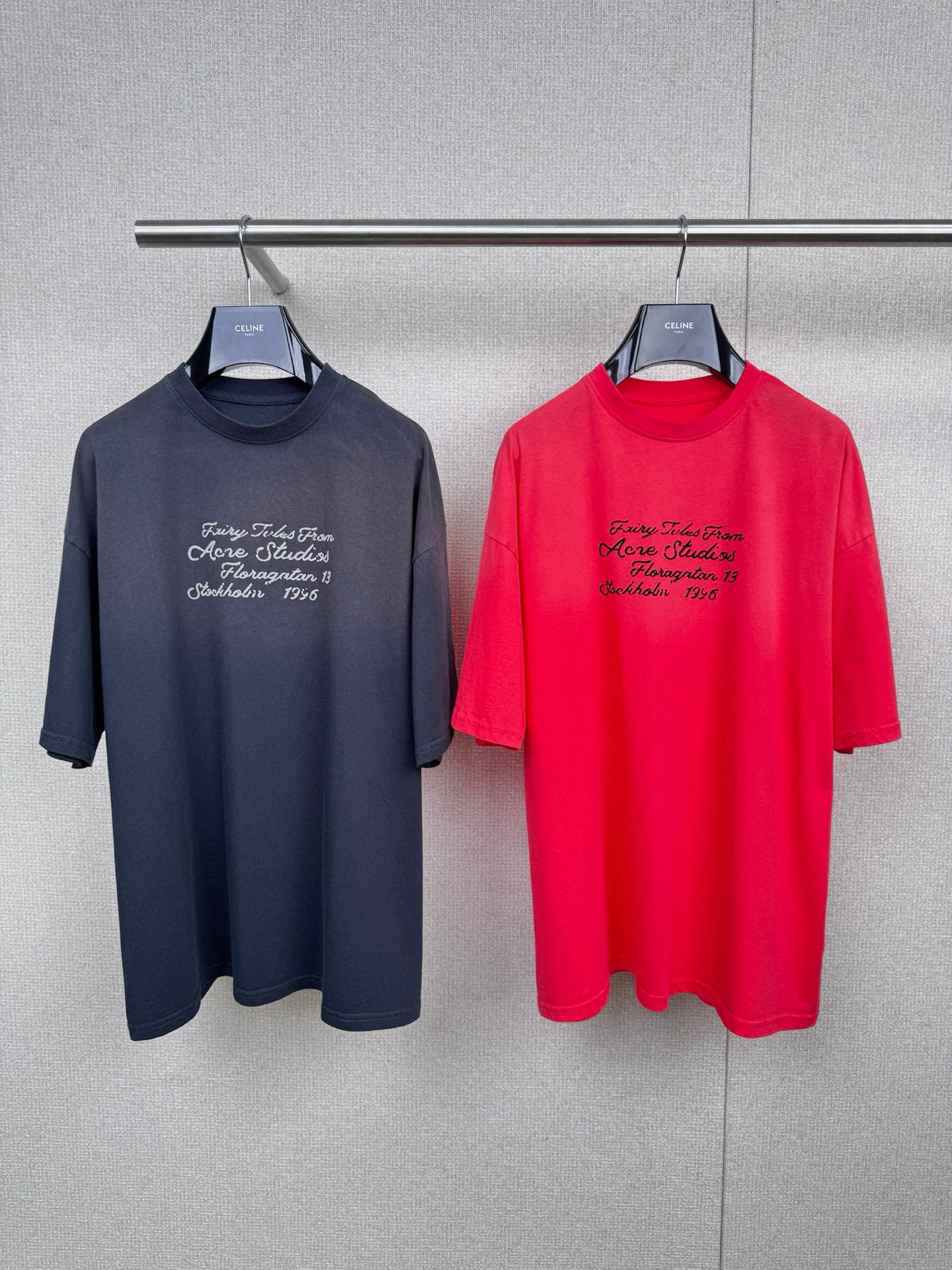 NO:504234,Acne 1996 short-sleeved YYDS, American retro has swept the fashion circle in the past two years, and old-fashioned washing, dirty feeling, and beggar style have become synonymous with high-end feeling. Why is this short-sleeved so popular?  The same style as G-Dragon, with a bit of street style, it will taste like that when you wear it casually, it is worn with an old washing process, with its own 'indiscretional and unrestrained' filter, it will feel more and more time-consuming, American retro upup, casual pair of jeans or work pants, directly replicate the Y2K trendy people, wear Acne 1996, play with dopamine outfits, high street feeling, relaxation and fashionable feeling, really not picky, if you ask what to buy a T-shirt, Acne 1996 must make it. Number XS S M,,acne studios, jeans, T-shirt,tees, t-shirt, alexander wang19860909Acne 1996短袖真的YYDS,这两年美式复古横扫时尚圈,做旧水洗、脏脏感、乞丐风直接成了高端感代名词,这件短袖为什么这么火？权志龙同款,带点街头痞帅,随便一穿就有那味儿,做旧水洗工艺,自带“随性不羁”滤镜,越穿越有感觉,美式复古upup,随便搭条牛仔裤or工装裤,直接复刻Y2K潮人,穿Acne 1996,玩转多巴胺穿搭,高街感、松弛感、时髦感一步到位,真的不挑人,要问T恤买啥,Acne 1996必须冲. 码数XS S M,,acne studios,jeans,T-shirt,tees，t-shirt,alexander wang,Women's clothing