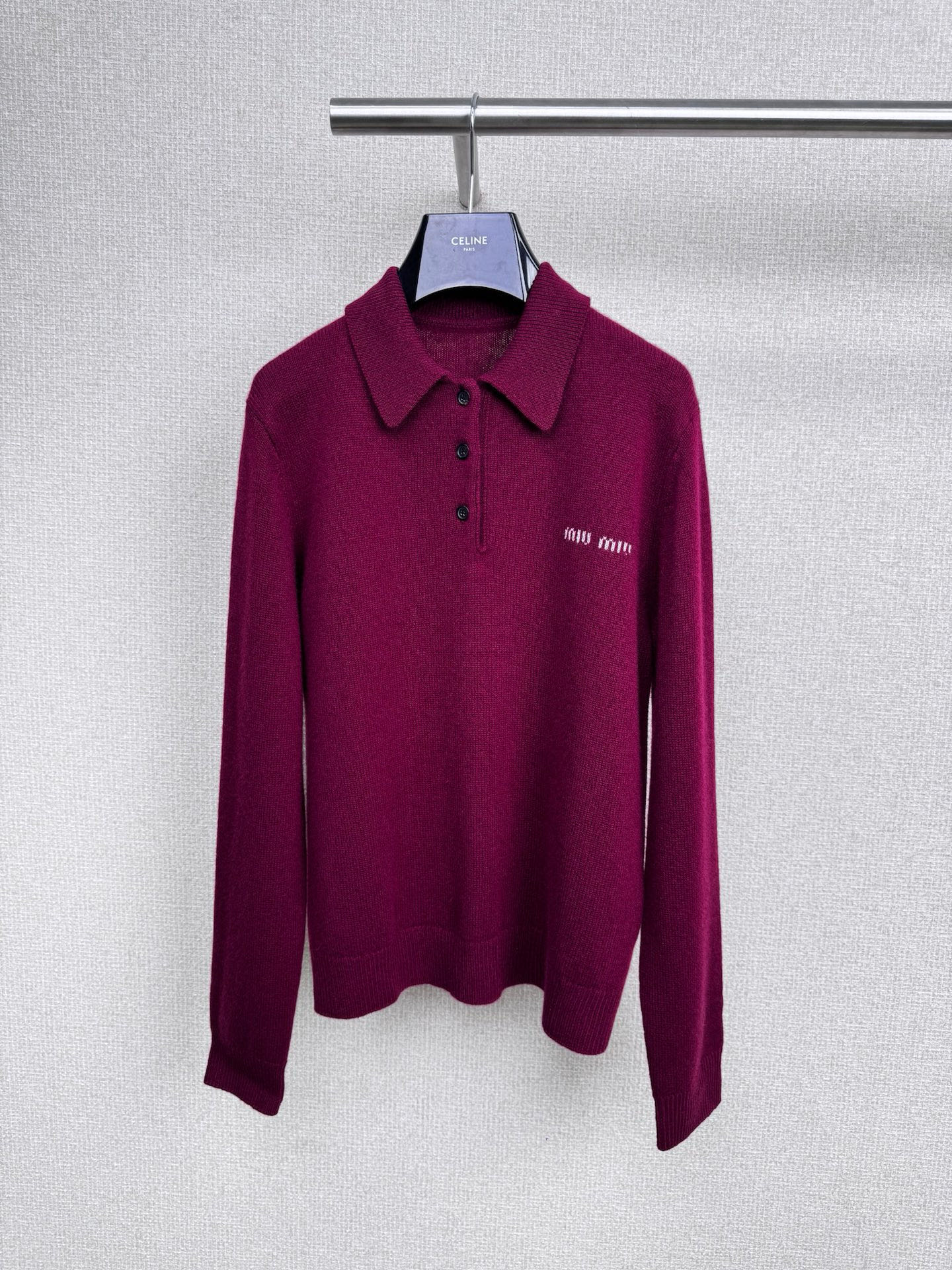 NO:504254,MiuMiu 2025 autumn and winter new burgundy knitted Polo shirt, one of the most I want to recommend in the autumn and winter series, the color is the slightly drunk wine color, not the ostentatious red, but it firmly grasps the visual focus. The lapel design is more casual than the conventional high neck, and can show a little British lazy temperament at a glance. The feel is softer than the look, and it is the kind of wool that is dense but not tying. The most wonderful thing is the proportion of its upper body, the hem is slightly closed, and when worn, it naturally forms a loose 'waist-closing' outline. It is no problem to wear jeans or wool skirts. Moreover, this color will look very self-contained among the gray and black camel colors. It is the presence of others who will not praise your clothes when wearing it, but will remember your outfit atmosphere, just like its brand. It is low-key but powerful, and does not pursue the trend of changing seasons, but can definitely wear it throughout the autumn.  SML, miumiu, skirts, jeans, alexander wang19860909MiuMiu2025秋冬新款酒红色针织Polo衫,秋冬系列中我最想推荐之一,颜色是那种微醺的葡萄酒色,不是张扬的红,但却稳稳地抓住了视觉焦点,翻领的设计比常规高领更随意一些,一眼就能展现一点英式慵懒的气质,手感比看起来更软糯,是那种有密度却不扎人的羊毛,最妙的是它上身的比例感,下摆微微收口,穿的时候自然形成一个松弛的“收腰”轮廓,搭牛仔裤或羊毛半裙都完全不费力,而且这个颜色在一众灰黑驼色中会显得非常有自我,是那种穿出去别人不会夸你衣服,但会记住你穿搭氛围的存在感,就像它的品牌一样 低调但有力量,不追求季节更迭的潮流,但一定能穿得住整个秋天. 码数SML,,miumiu,skirts,jeans,alexander wang,Women's clothing