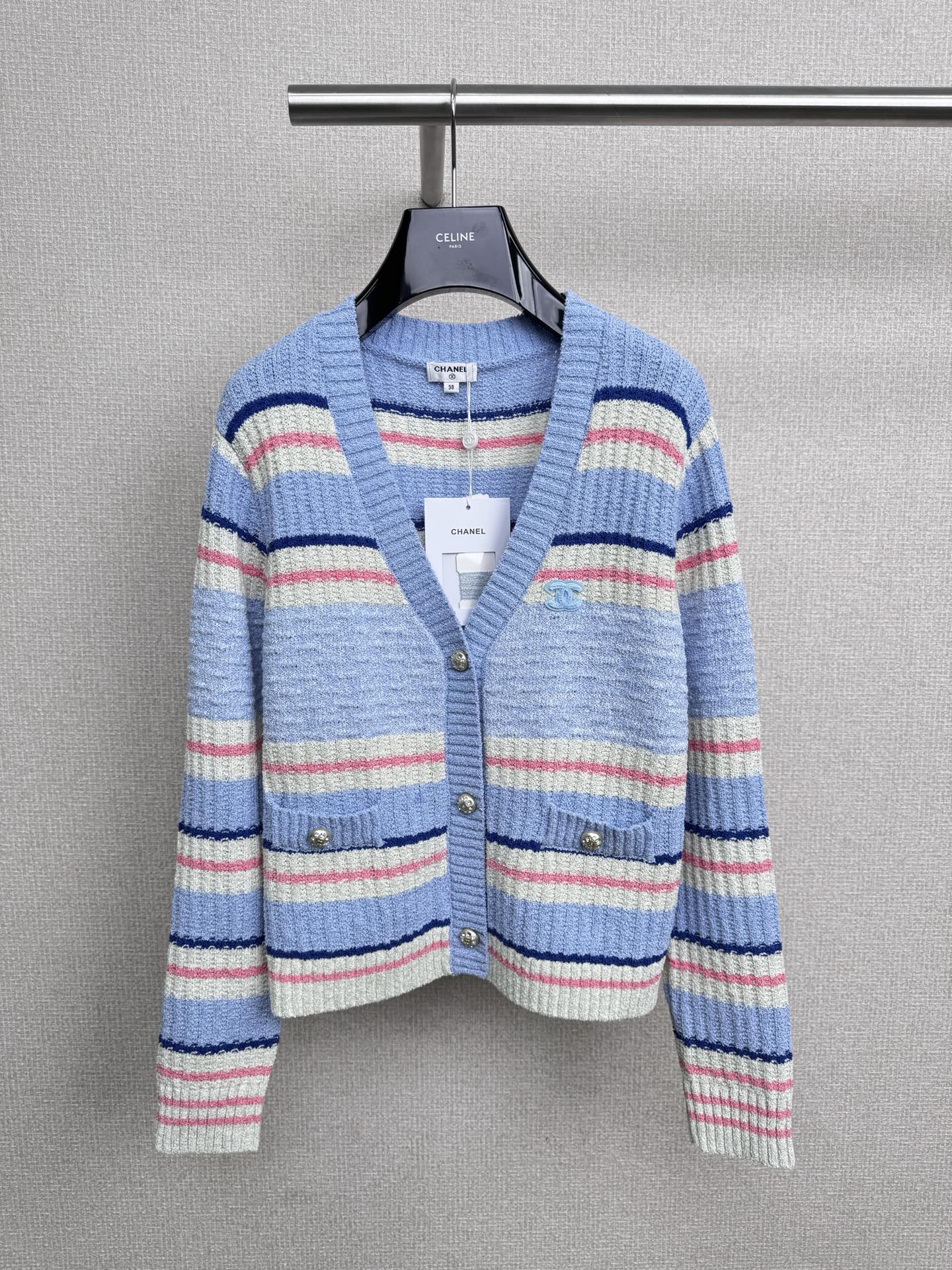NO:505348,Chanel 2025 autumn and winter new V-neck striped short and wide knitted cardigan, early autumn atmosphere code, this striped cardigan is so amazing, who knows it!  The whole thing is grasped by this striped knitted cardigan. We made a selection of wool blends, which are not easy to pill and are easier to take care of. The simple and outdated navy blue and white striped color scheme feels so fresh. The V-neck design makes the face look small, the texture is soft and glutinous and close-fitting is also very comfortable. It is very good to wear it alone in early autumn or in a jacket. The left chest is made of double C-flower embroidery and is exquisite and cute, instantly making the whole not monotonous. The loose style is very friendly to all figures, casual and casual, and it is very suitable for daily outing or commuting. Size, chanel, jackets & coats, alexander wang19860909Chanel2025秋冬新款V领条纹短宽针织开衫,早秋氛围感密码,这件条纹开衫太绝啦,谁懂啊！一整个被这件条纹针织开衫拿捏住了,这款我们做的是一个精选羊毛混纺,不容易起球,更容易打理,简约又不过时的藏青白条纹配色,感觉好清新,V领设计超显脸小,质感软软糯糯的贴身穿也很舒服,早秋单穿或者搭在外套里都很绝,左胸做了双C花刺绣精致又可爱,瞬间让整体不单调,宽松的版型对各种身材都很友好,休闲又随性,日常出街或者通勤穿都超合适. 码数,,chanel,jackets & coats,alexander wang,Women's clothing