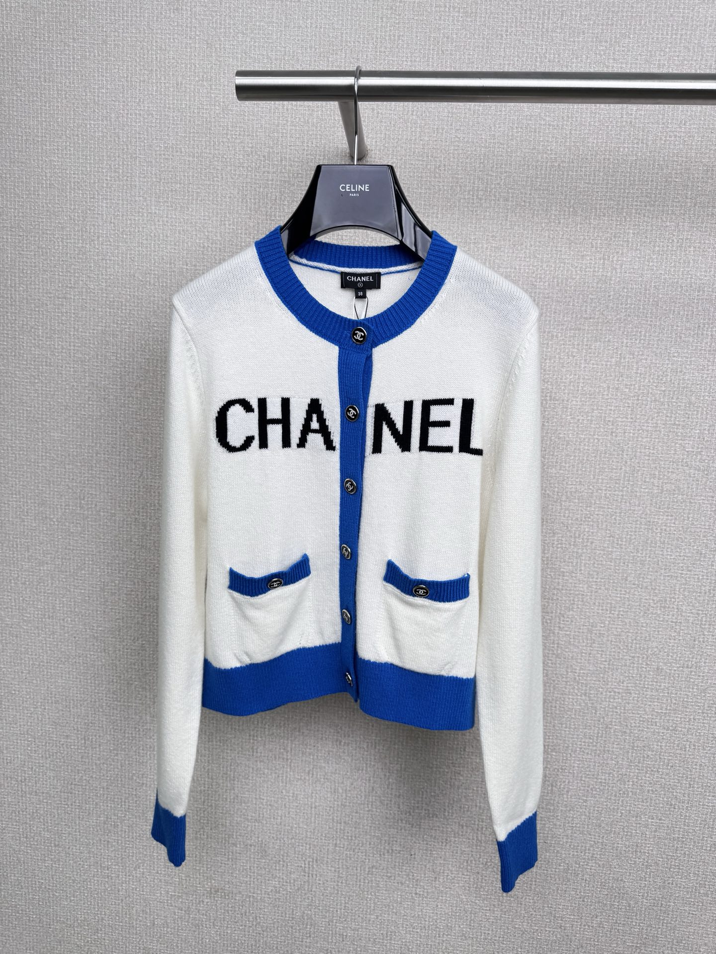 NO:505374,Chanel2025 contrasting color edges and waist-retracting to make the cardigan jacket look thinner, and the palette is overturned. Who knows this cardigan will wear in autumn!  The sweater and cardigan are so beautiful that they are all beautiful. The color matching is like putting the autumn sunset into the wool. The contrasting edges and the jacquard design on the chest are full of artistic sense. No matter how you match it, the atmosphere is filled with the round neck and the contrasting edges, simple and tricky. The buttons are so exquisite that the details are controlled by ecstasy. The style is super friendly to the figure. Whether it is wearing jeans and walking in a casual style or a skirt to become gentle, the young lady can unlock the autumn fashion password with one click. The soft touch is very comfortable to wear with close body, like being gently wrapped by clouds, and when the temperature difference between morning and evening is large, it is warm and beautiful. This wave of autumn atmosphere is a must-have, and it is closed., Chanel, skirts, jeans, jackets & coats, sweaters, alexander wang19860909Chanel2025撞色边收腰显瘦开衫外套,打翻调色盘,这开衫把秋天穿身上,谁懂啊！这毛衣开衫一整个美到心巴上,配色像把秋日晚霞,揉进毛线里,撞色边胸前大字母提花设计,自带艺术感,怎么搭都像精心配过,氛围感直接拉满,圆领加撞色边,简约又藏小心机,纽扣精致到细节控狂喜,版型对身材超友好,不管是搭牛仔裤走随性风,还是配半裙变温柔小姐姐,都能一键解锁秋日时尚密码,软乎乎的触感,贴身穿巨舒服,像被云朵轻轻裹住,早晚温差大时披上,温暖又好看,这波秋日氛围感穿搭刚需,闭眼入不亏.,,chanel,skirts,jeans,jackets & coats,sweaters,alexander wang,Women's clothing