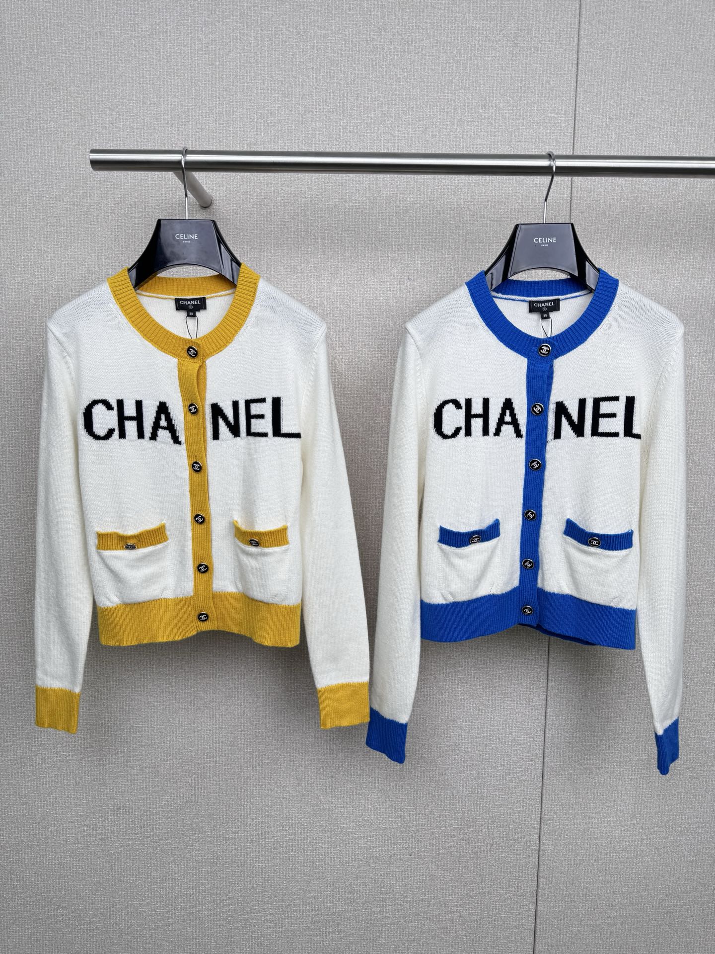 NO:505384,Chanel2025 contrasting color edges and waist-retracting to make the cardigan jacket look thinner, and the palette is overturned. Who knows this cardigan will wear in autumn!  The sweater and cardigan are so beautiful that they are all beautiful. The color matching is like putting the autumn sunset into the wool. The contrasting edges and the jacquard design on the chest are full of artistic sense. No matter how you match it, the atmosphere is filled with the round neck and the contrasting edges, simple and tricky. The buttons are so exquisite that the details are controlled by ecstasy. The style is super friendly to the figure. Whether it is wearing jeans and walking in a casual style or a skirt to become gentle, the young lady can unlock the autumn fashion password with one click. The soft touch is very comfortable to wear with close body, like being gently wrapped by clouds, and when the temperature difference between morning and evening is large, it is warm and beautiful. This wave of autumn atmosphere is a must-have, and it is closed., Chanel, skirts, jeans, jackets & coats, sweaters, alexander wang19860909Chanel2025撞色边收腰显瘦开衫外套,打翻调色盘,这开衫把秋天穿身上,谁懂啊！这毛衣开衫一整个美到心巴上,配色像把秋日晚霞,揉进毛线里,撞色边胸前大字母提花设计,自带艺术感,怎么搭都像精心配过,氛围感直接拉满,圆领加撞色边,简约又藏小心机,纽扣精致到细节控狂喜,版型对身材超友好,不管是搭牛仔裤走随性风,还是配半裙变温柔小姐姐,都能一键解锁秋日时尚密码,软乎乎的触感,贴身穿巨舒服,像被云朵轻轻裹住,早晚温差大时披上,温暖又好看,这波秋日氛围感穿搭刚需,闭眼入不亏.,,chanel,skirts,jeans,jackets & coats,sweaters,alexander wang,Women's clothing