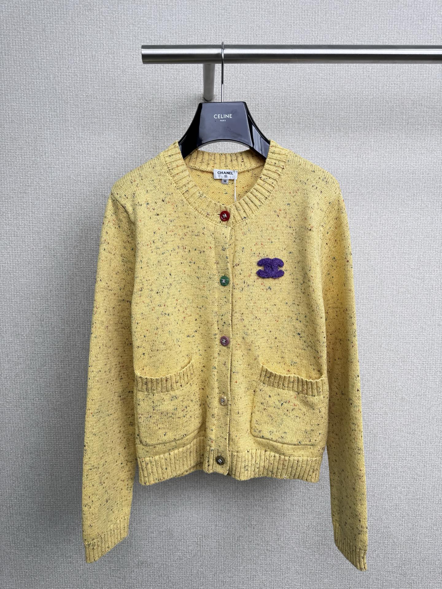 NO:505394,Chanel 2025 autumn and winter new golden floral wool cardigan, with a very beautiful look, a small loose fit, and the elasticity of the knitted body, it is very inclusive, and can handle all kinds of figures. The length is just right, it is easy to wear and not suppress the shape, the curve of the small round neck is too beautiful, and the essence of slimming is here, the collar is just right, it is sexy and not exposed, the layering layer does not appear stuffy, the cuffs and hem threads are loose, casual but not dragged, wool blended floral wool, rich suede, visually furry, with the warm texture unique to winter, the double C embroidery on the chest weakens the swelling brought by the oversized shape, and does not appear sparse and slack, low-key and elegant, and easily creates effortless fashion. SML, chanel, alexander wang19860909Chanel2025秋冬新款金黄色花纱氛围羊毛开衫,绝绝子的好看,小宽松版型,加上针织自带的弹力,包容性非常好,各种身材都能驾驭,衣长刚刚好,好穿不压个子,小圆领弧度太漂亮,显瘦精髓在这里,,领深开得刚刚好,单穿性感不暴露,叠穿层次不显闷,袖口和下摆螺纹松弛有度,随性但不拖沓,羊毛混纺花线毛料,绒面丰富,视觉上毛茸茸的,有着冬日特有的温暖质感,胸口的双C刺绣削弱了大廓形带来的膨胀感,又不会显得稀疏松懈,低调显气质,轻松营造不费力的时髦. 码数SML,,chanel,alexander wang,Women's clothing