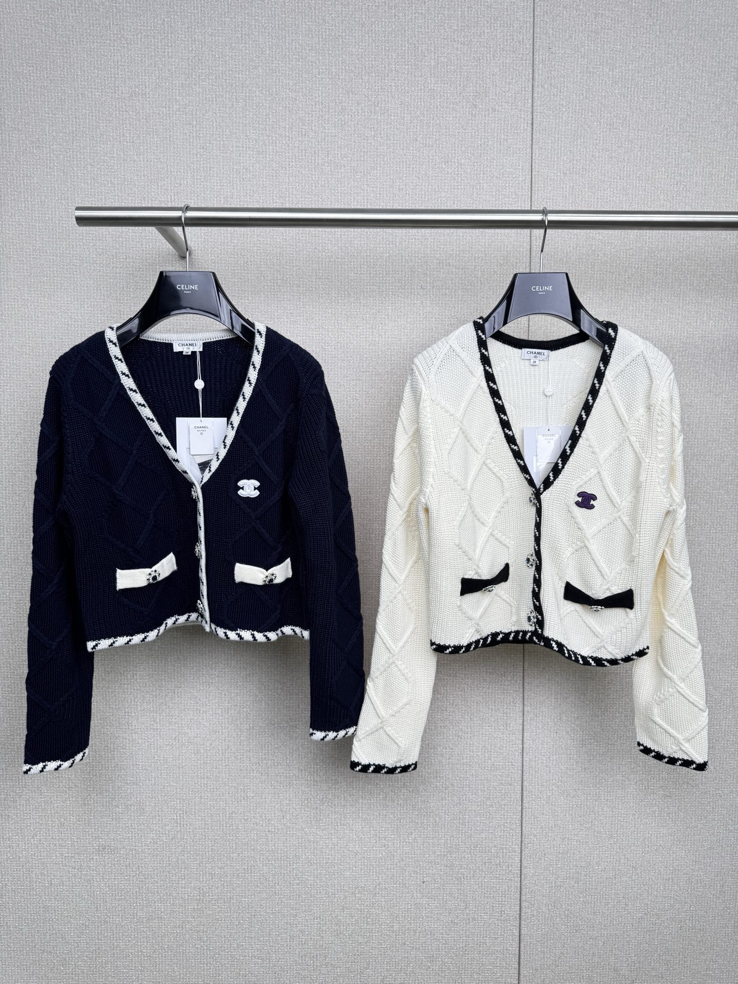 NO:505356,Chanel 2025 autumn and winter new diamond buckle diamond jacquard v-neck short knit cardigan, black and white contrasting small fragrant style knit cardigan, classic V-neck design, outlines elegant neck lines, exquisite diamond buckle embellishment, with its own nobleness, symmetrical pockets, contrasting color edging, full of details, adapted to various styles to easily create a fashionable feeling. When the temperature difference between morning and evening is large, it is practical and beautiful. It can be matched with daily commuting and date shopping. It is synonymous with exquisite walking. The rhinestone buttons on the clothes are exquisite and eye-catching. The focus of walking under the light is easy to grasp. The sweet and cool style is easy to grasp. Paired with black short skirts or shorts, it reveals a little waistline. The long legs are both fashionable and sexy. Whether it is daily going out or dating, it can make you beautiful to a new level. The treasures are quick to go.  SML, chanel, skirts, shorts, alexander wang19860909Chanel2025秋冬新款钻扣菱格提花V领短款针织开衫,黑白撞色的小香风针织开衫,经典V领设计,勾勒优雅颈部线条,精致钻扣点缀,自带贵气,对称口袋、撞色包边,细节满满,适配各种风格,轻松打造时髦感,早晚温差大的时候穿刚好,实用又好看,日常通勤、约会逛街都能搭,穿上就是行走的精致代名词,衣服上的水钻扣子点缀,精致又吸睛,灯光下就是行走的焦点,甜酷风轻松拿捏,搭配黑色短裙或短裤,露出一点腰线,大长腿既视感,时髦又性感,无论是日常出街还是约会,都能让你美出新高度,宝子们快冲. 码数SML,,chanel,skirts,shorts,alexander wang,Women's clothing