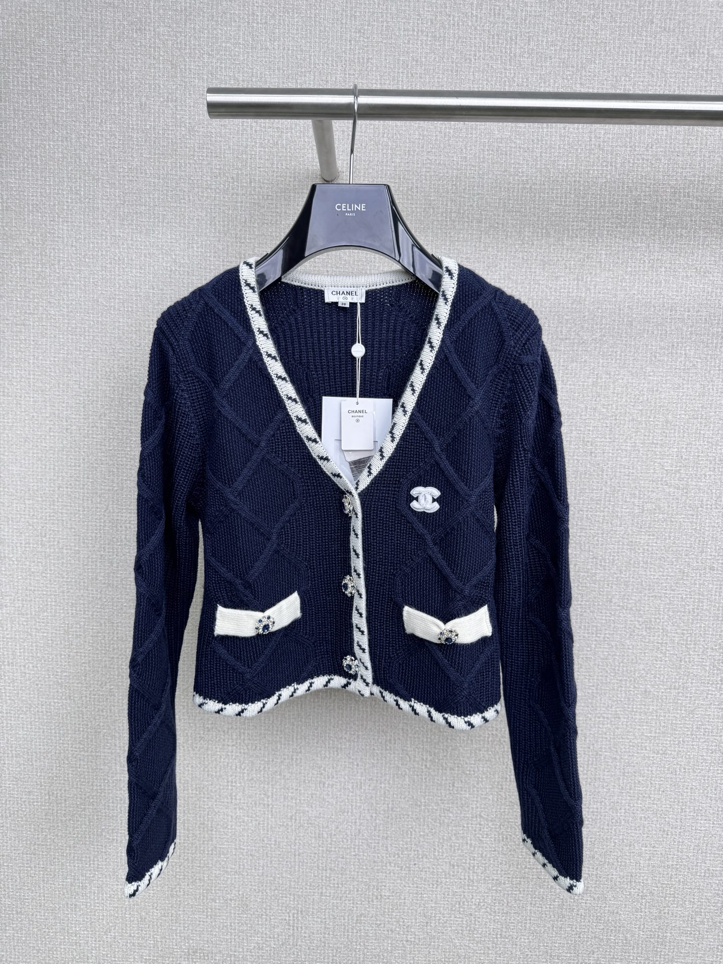 NO:505366,Chanel 2025 autumn and winter new diamond buckle diamond jacquard v-neck short knit cardigan, black and white contrasting small fragrant style knit cardigan, classic V-neck design, outlines elegant neck lines, exquisite diamond buckle embellishment, with its own nobleness, symmetrical pockets, contrasting color edging, full of details, adapted to various styles to easily create a fashionable feeling. When the temperature difference between morning and evening is large, it is practical and beautiful. It can be matched with daily commuting and date shopping. It is synonymous with exquisite walking. The rhinestone buttons on the clothes are exquisite and eye-catching. The focus of walking under the light is easy to grasp. The sweet and cool style is easy to grasp. Paired with black short skirts or shorts, it reveals a little waistline. The long legs are both fashionable and sexy. Whether it is daily going out or dating, it can make you beautiful to a new level. The treasures are quick to go.  SML, chanel, skirts, shorts, alexander wang19860909Chanel2025秋冬新款钻扣菱格提花V领短款针织开衫,黑白撞色的小香风针织开衫,经典V领设计,勾勒优雅颈部线条,精致钻扣点缀,自带贵气,对称口袋、撞色包边,细节满满,适配各种风格,轻松打造时髦感,早晚温差大的时候穿刚好,实用又好看,日常通勤、约会逛街都能搭,穿上就是行走的精致代名词,衣服上的水钻扣子点缀,精致又吸睛,灯光下就是行走的焦点,甜酷风轻松拿捏,搭配黑色短裙或短裤,露出一点腰线,大长腿既视感,时髦又性感,无论是日常出街还是约会,都能让你美出新高度,宝子们快冲. 码数SML,,chanel,skirts,shorts,alexander wang,Women's clothing