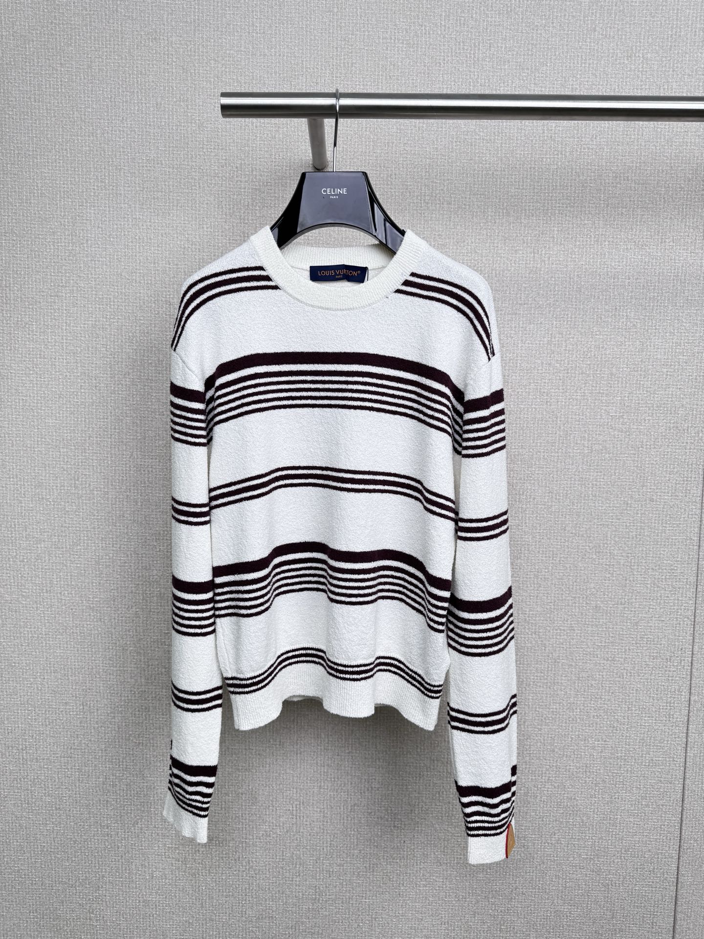 NO:505386,LV2025 autumn and winter new horizontal striped leather logo knitted sweater, Liu Yifei's same style, the stripes are classic, retro and fashionable, I really like it very much, the loose style makes you look slim and comfortable, and the daily matching is particularly convenient, white is simple and elegant, suitable for all occasions, you can wear it on commuting and dates, the cuffs are small, showing your attitude, this striped sweater will never go out of date for a lifetime, and there are few elements that can be worn in time, and it can be used for all seasons of the year, but the stripes are done, and there is no need to deliberately shape the shape. The style of the striped shirt is enough to make people wear it forever. It is an indispensable basic style in everyone's wardrobe. SML,,louis vuitton,sweaters,alexander wang19860909LV2025秋冬新款横条纹皮质徽标针织毛衣,刘亦菲同款,条纹永不过时的经典,复古时髦,真的太喜欢了,宽松的版型显瘦又舒服,日常搭配特别方便,白色简约大气,适合各种场合,通勤约会都能穿,袖口皮质小标,彰显态度,这件条纹毛衣,穿一辈子也不会过时,很少有哪一个元素可以做到既能时穿时新、永不过时,又能适用于一年四季,但是条纹做到了,不必刻意塑造造型,条纹衫自带的风情足以让人百穿不厌,它是每个人衣橱中不可或缺的基本款. 码数SML,,louis vuitton,sweaters,alexander wang,Women's clothing