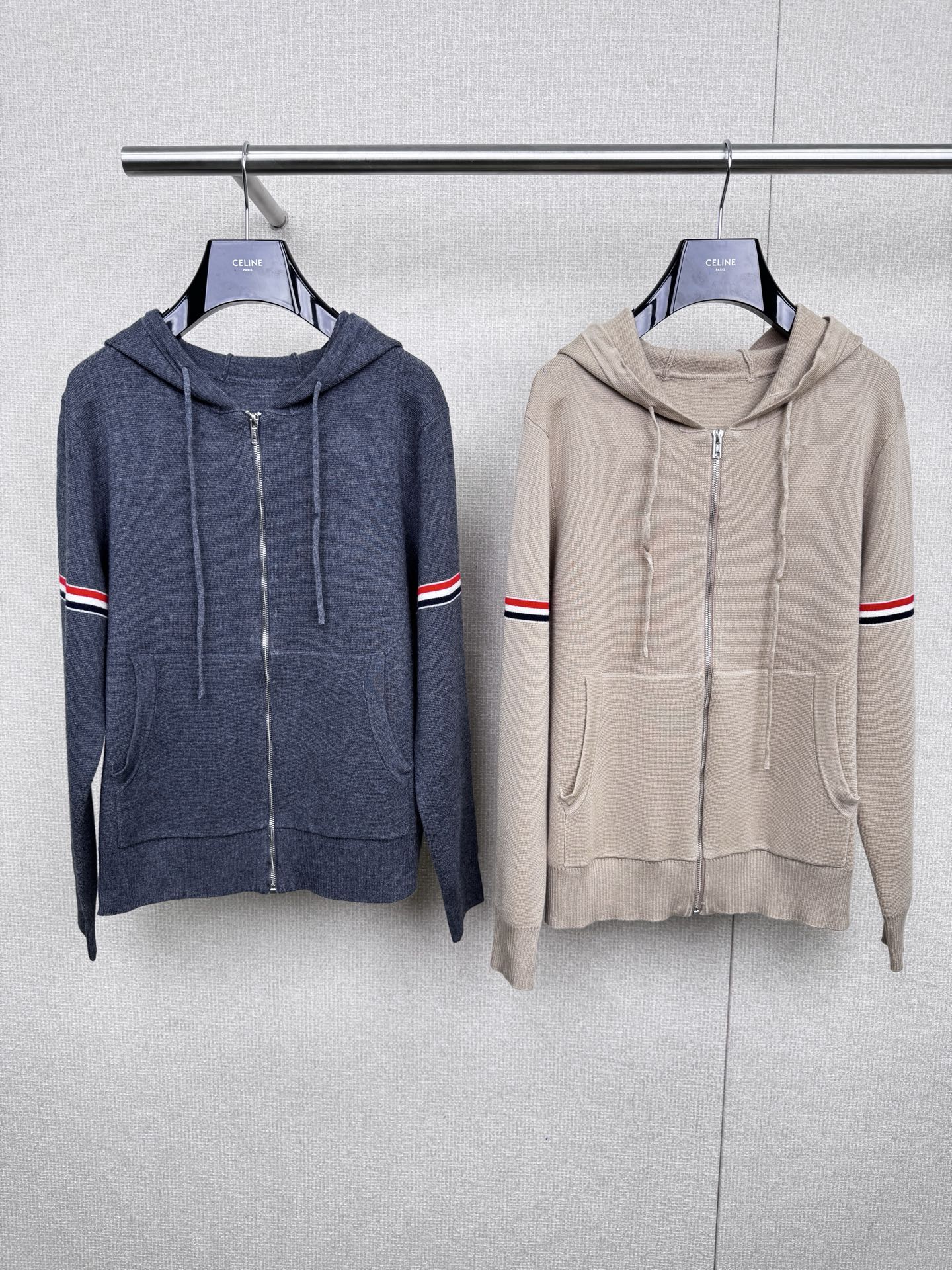 NO:505395,The TB knitted cardigan jacket is still full-wool fabric, and it is still TB's old classic logo design. The classic is never out of date. The four bars of solid color stripes on the arms are knitted in one, with a bit of British style and without losing the sense of sport. The contrasting stripes are even more classic and personalized logos reflect details while adding an overall sense of fashion and design. The yarn is made of fixed-spun wool. Customized colors are different from the spot color on the market. The overall color is fuller and textured. The fabric is more elastic and soft and comfortable. Is it not a good idea to buy a comfortable knitted sweatshirt with a good texture? The fabric takes more time to knitted fabrics, and the loose style is still tolerant to the figure. The upper body style is more like a sporty casual temperament. It is not a problem to look slim without picking on people. The contrasting color stripes add a sense of design to the whole, simple and not simple.  SML, hoodie, sweatshirts, jackets & coats, alexander wang19860909TB针织开衫外套依旧是全羊毛面料,依旧是TB的老经典logo标识设计,经典永不过时,手臂处四杠纯色条纹饰针织一体,带点英伦风又不失运动感,撞色拼接的条纹,更是经典个性标识体现细节的同时增添整体时尚感与设计感,纱线采用的是定纺定染的羊毛,定制色区别市面的现货色,颜色整体更饱满有质感,面料弹力更大,柔软度又很舒服难道买一件舒适的质感好的针织卫衣不香吗,面料织数多耗时长,宽松的版型对身材还是狠有包容性的,上身版型比较像运动感十足的休闲气质很足,不挑人显瘦不在话下,撞色条纹为整体增添设计感,简约不简单. 码数SML,,hoodie,sweatshirts,jackets & coats,alexander wang,Women's clothing