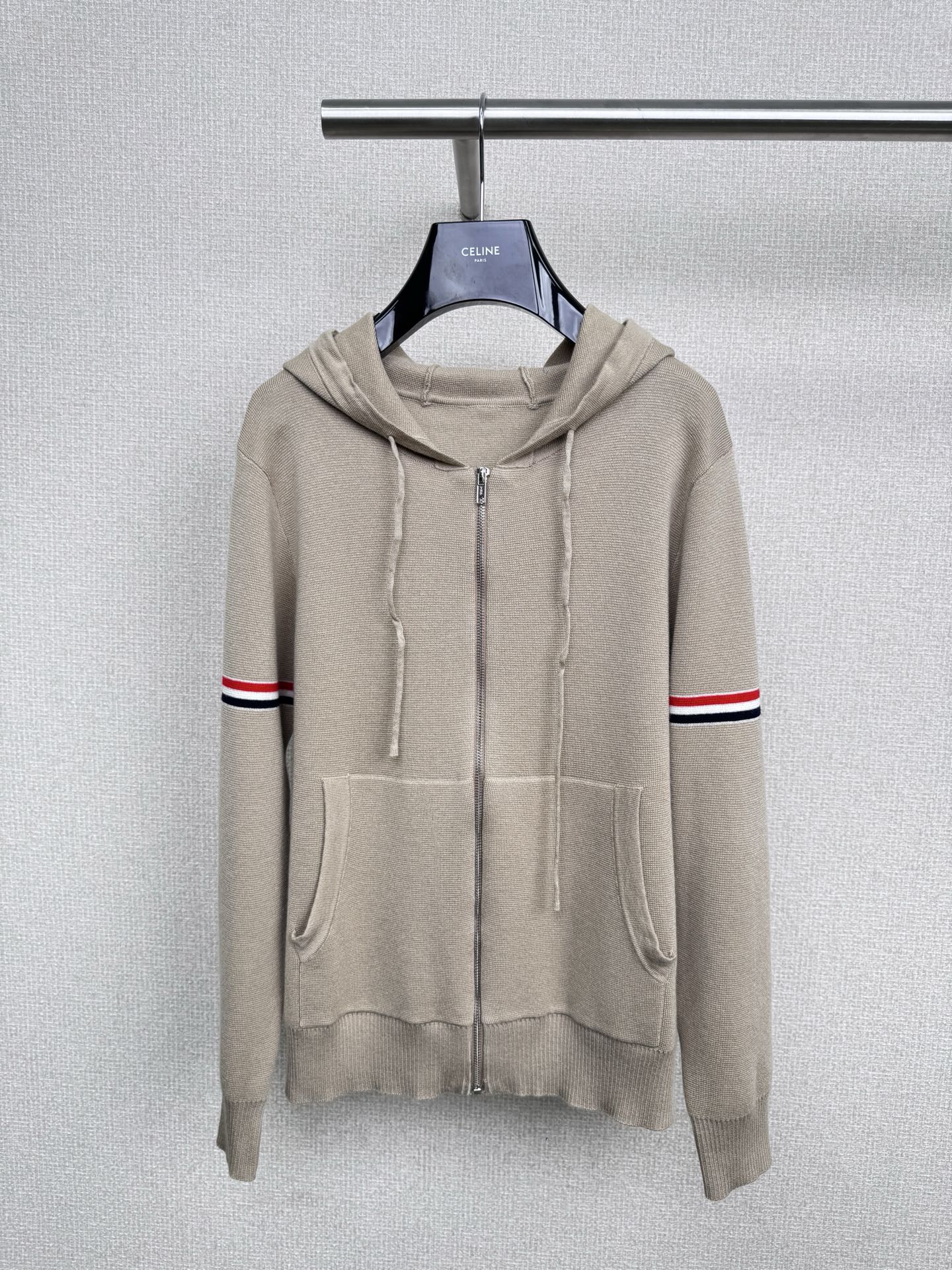 NO:505400,The TB knitted cardigan jacket is still full-wool fabric, and it is still TB's old classic logo design. The classic is never out of date. The four bars of solid color stripes on the arms are knitted in one, with a bit of British style and without losing the sense of sportiness. The contrasting stripes are even more classic and personalized logos reflect details while adding an overall sense of fashion and design. The yarn is made of fixed-spun wool. Customized colors are different from the spot color on the market. The overall color is fuller and textured. The fabric is more elastic and soft and comfortable. Is it not a good idea to buy a comfortable knitted sweatshirt with a good texture? The fabric takes more time to knitted fabrics, and the loose style is still tolerant to the figure. The upper body style is more like a sporty casual temperament. It is not a problem to look slim without picking on people. The contrasting color stripes add a sense of design to the whole, which is simple and not simple.  SML, hoodie, sweatshirts, jackets & coats, alexander wang19860909TB针织开衫外套依旧是全羊毛面料,依旧是TB的老经典logo标识设计,经典永不过时,手臂处四杠纯色条纹饰针织一体,带点英伦风又不失运动感,撞色拼接的条纹,更是经典个性标识体现细节的同时增添整体时尚感与设计感,纱线采用的是定纺定染的羊毛,定制色区别市面的现货色,颜色整体更饱满有质感,面料弹力更大,柔软度又很舒服难道买一件舒适的质感好的针织卫衣不香吗,面料织数多耗时长,宽松的版型对身材还是狠有包容性的,上身版型比较像运动感十足的休闲气质很足,不挑人显瘦不在话下,撞色条纹为整体增添设计感,简约不简单. 码数SML,,hoodie,sweatshirts,jackets & coats,alexander wang,Women's clothing