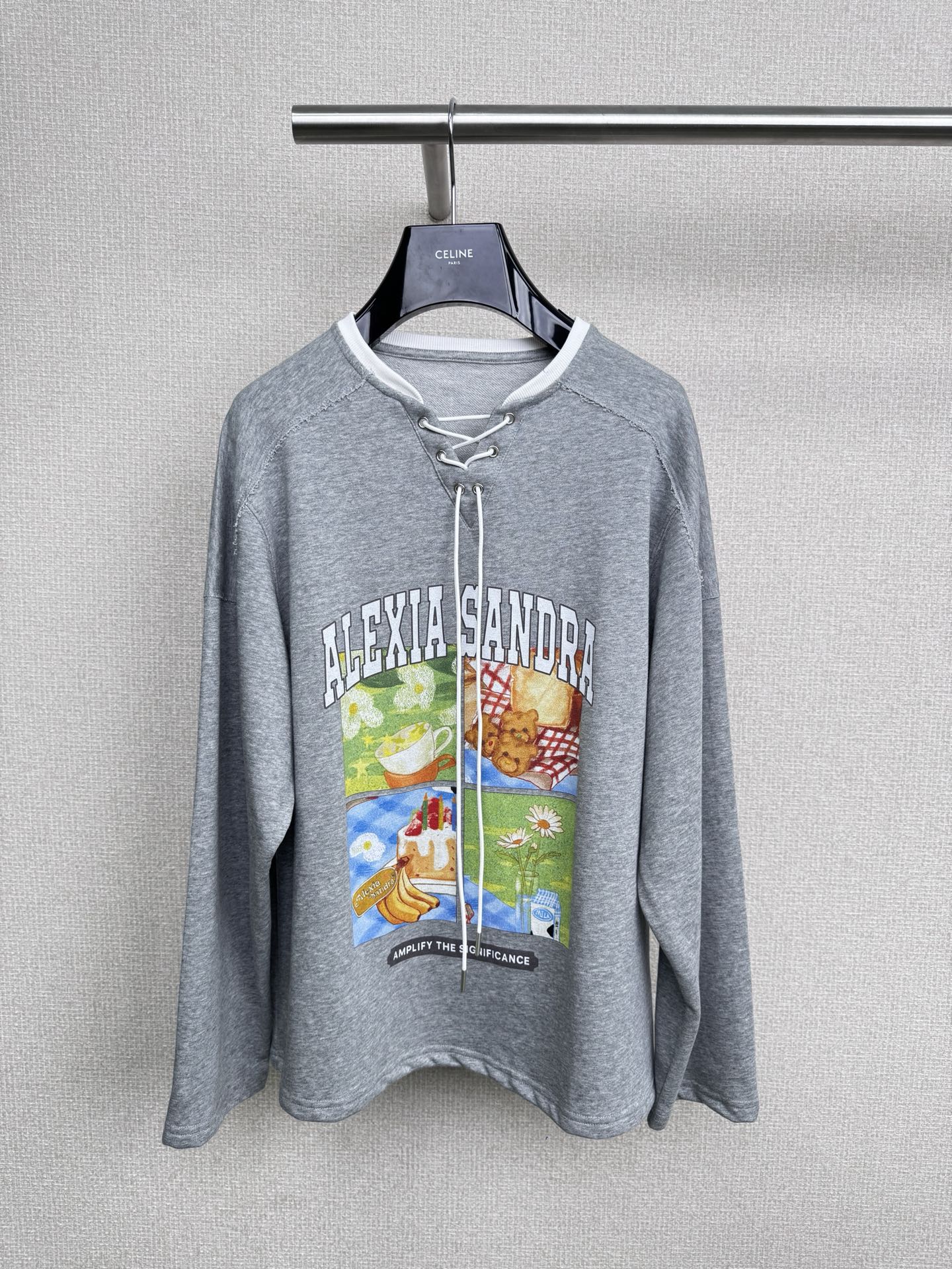 NO:506269,Alexia Sandra's new 25 autumn and winter four-frame printed neckline long-sleeved T-shirt, necklace lace adds sweetness, cartoon print decoration on the chest breaks the gray monotony, the shape is eye-catching and suitable for various bottoms, salty, sweet, soft and skin-friendly material, breathable, no stuffy, sweat and no sense of restraint, loose cuffs echo the neckline, three-dimensional and exquisite printing, small design enhances the overall precision, loose style + light gray vision, natural hides meat, strong tolerance to the figure, shoulder-falling design hides meat and is fashionable, and it is very good to wear wide-leg pants/jeans are both excellent, early autumn layering and inner wear is also super comfortable to wear, everyday wear is the Korean drama heroine, and it is a visual feeling when you go out on the street. Sisters in early autumn need closed their eyes and versatile kings are missing in the wardrobe. SML, jeans, tees, t-shirt, alexander wang19860909Alexia Sandra新品25秋冬四格印花系带领口长袖T恤,领口系带增添甜美感胸前卡通印花装饰打破条灰色单调,造型吸睛适配各种下装,可盐可甜柔软亲肤材质,透气不闷汗无束缚感,袖口宽松呼应领口,印花立体精致,小设计提升整体精致度,宽松版型+浅灰色视觉,自然藏肉,对身材包容性强,落肩设计藏肉又时髦,搭阔腿裤 / 牛仔裤都很绝,早秋叠穿内搭也超适配,贴身穿巨舒服,日常出街随手一搭就是韩剧女主即视感,早秋刚需姐妹闭眼冲,衣柜里缺的百搭王就是它. 码数SML,,jeans,tees，t-shirt,alexander wang,Women's clothing