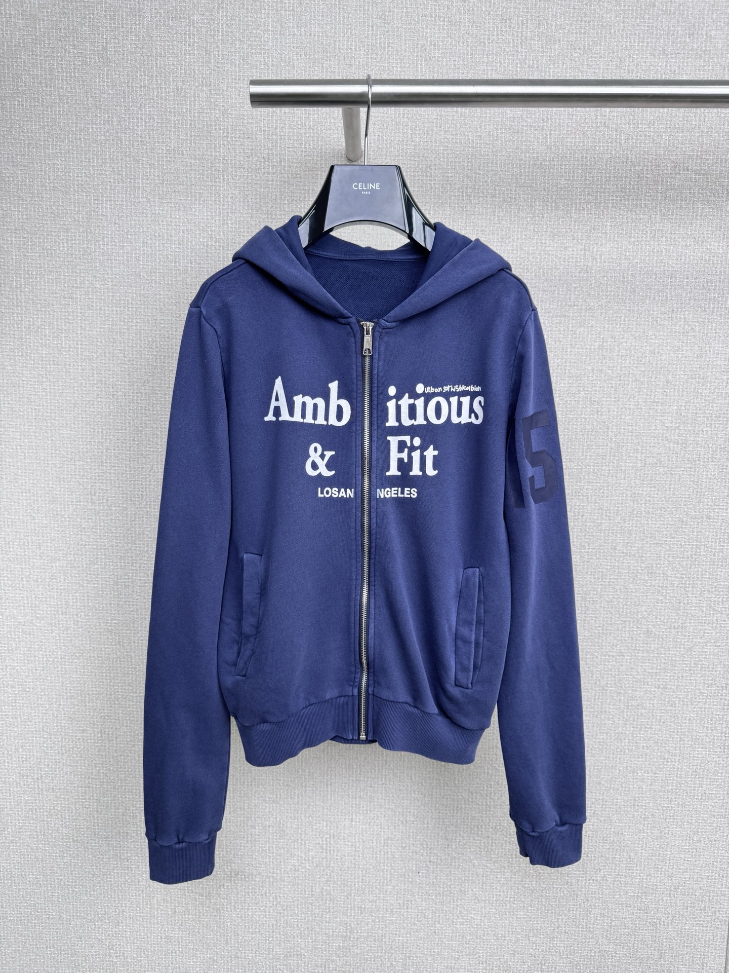 NO:506280,The same Urban Sophistication letter printed hooded sweatshirt jacket with a navy blue tone, the 'Ambitious & Fit' letter printed on the chest is eye-catching, showing the personality attitude, the hooded design adds casual and casual sexiness, the zipper opening and closing is easy to put on and take off, and the soft and skin-friendly fabric can be easily held whether it is matched with jeans to create a cool street feeling or a lazy atmosphere with casual pants, it can be easily held. It is an excellent item for daily street appearance and relaxed styling. SML, hoodie, sweatshirts, jeans, jackets & coats, hats, alexander wang19860909金智妮jennie同款Urban Sophistication字母印花连帽卫衣外套,藏蓝色调自带复古质感,胸前“Ambitious & Fit”字母印花醒目吸睛,彰显个性态度,连帽设计增添休闲随性感,拉链开合方便穿脱,柔软亲肤的面料,无论是搭配牛仔裤打造街头酷感,还是与休闲裤组合营造慵懒氛围,都能轻松hold住,是日常出街、轻松凹造型的绝佳单品. 码数SML,,hoodie,sweatshirts,jeans,jackets & coats,hats,alexander wang,Women's clothing