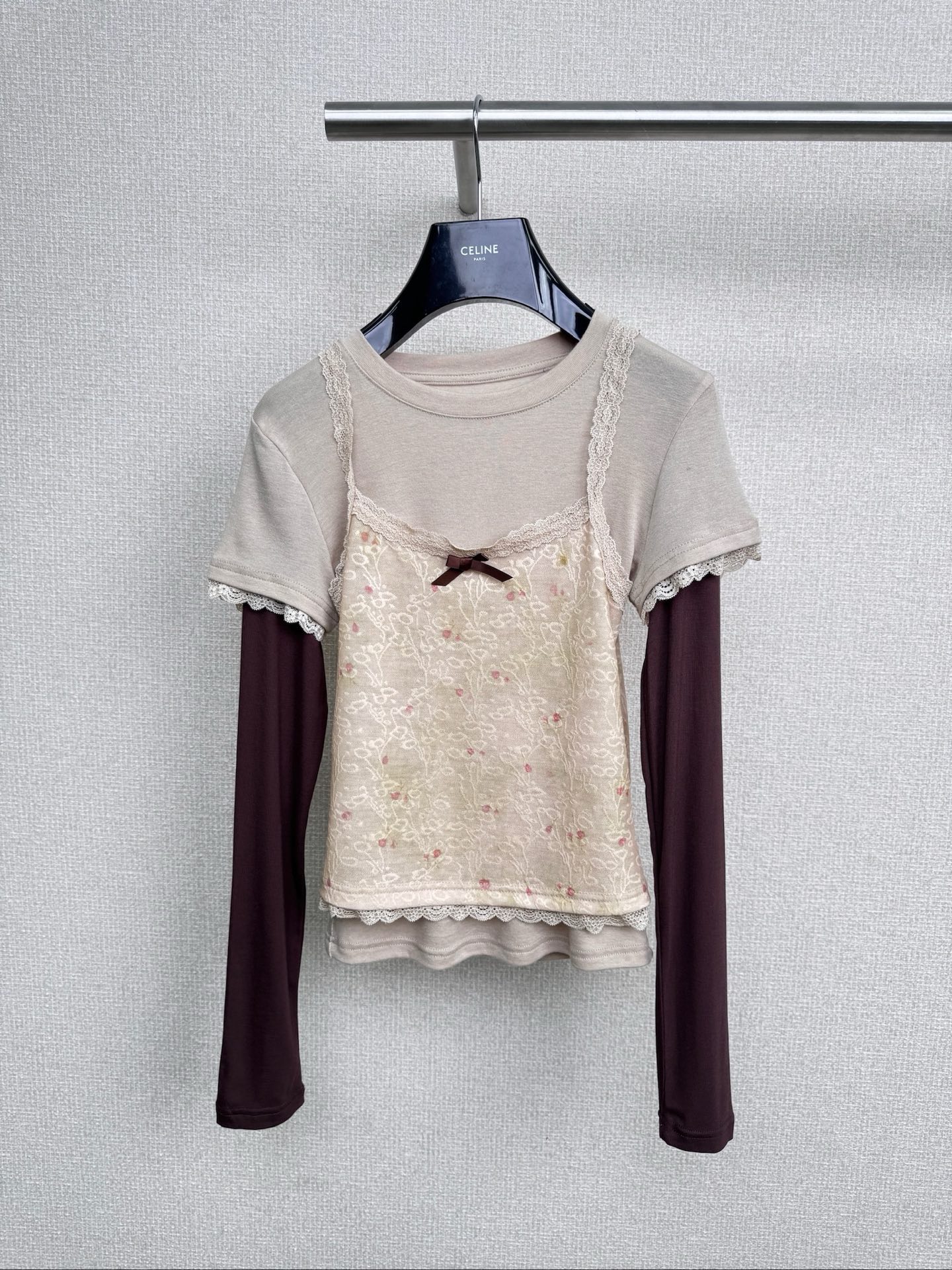 NO:506290,Zhang Yaqi Hua Shao same style as FORDARE Fudie brand fake two-piece long-sleeved T-shirt. This floral suspender fake two-piece vaguely feels a hint of pastoral flavor. The vintage flowers with jacquard florals and three-dimensional weaving patterns have bright silhouettes and lace embellishments, romantic and sweet. It is just right in early autumn, light and flowing. The floral design of the body is gentle and fresh. The suspender style looks slim and a little sexy. The cardigan or thin coat is worn on the inside, and it is super ambience. It is very suitable for taking photos, whether it is walking on the beach or afternoon tea. It comes with a romantic filter, the fabric is comfortable and not rippling. It is very good to wear it in autumn or go for daily matches. I really love it. SML,, jackets & coats,tees, t-shirt, alexander wang19860909张雅琪花少同款FORDARE福蝶品牌假两件长袖T恤,这款碎花吊带假两件依稀感受到了一丝田园风味,提花碎花和立体织纹的复古花卉,廓形线条明亮,加以蕾丝花边点缀,浪漫又甜美,初秋穿刚好,轻盈又飘逸,衣身的碎花设计温柔又清新,吊带款式显瘦又带点小性感,内搭小开衫或外披薄外套都超有氛围感,拍照巨出片,不管是漫步沙滩还是下午茶都很合适,自带浪漫滤镜,面料舒服不扎肤,秋天穿去旅行或日常搭配都很可,真的爱了爱了. 码数SML,,jackets & coats,tees，t-shirt,alexander wang,Women's clothing