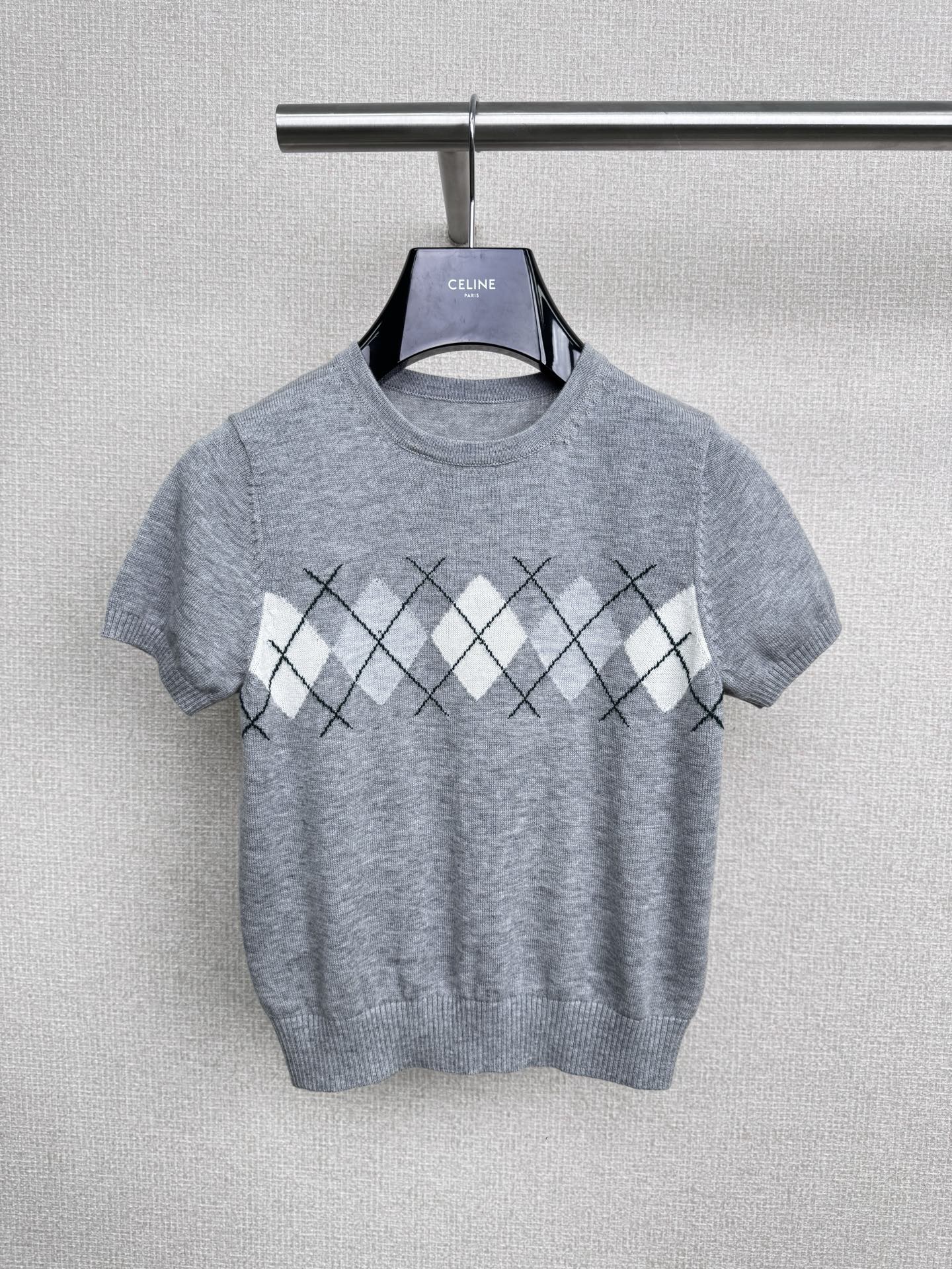 NO:506303,RARELY ALIKE 2025 autumn new diamond-shaped short-sleeved knitted top, a college-style outfit with a slack feel. RarelyAlike is so good, who knows it  This outfit directly grasps the slack feeling, diamond-shaped short-sleeved sweater, classic elements have a college atmosphere, short design reveals the waist and abdomen lines, refreshing and hiding the trick, matched with simple bottoms, casual and fashionable on the street, and easily creates a effortless fashion sense. It did not disappoint me. It uses high-quality knitted fabric, which has a soft and glutinous touch, skin-friendly, like being gently wrapped by clouds, has a great breathability, and is not stuffy in summer, and has a slightly cool feeling, comfortable and easy to manage, and is not easy to deform and pill when machine washes, worry-free and durable, with a light blue denim skirt, which is casual and age-reducing, and is super eye-catching when going out on the street. This outfit idea is hard to keep, and fashionable and quick to copy homework. SML, skirts, T-shirts, alexander wang19860909RARELY ALIKE2025秋季新款菱格纹短袖针织上衣,自带松弛感的学院风穿搭,RarelyAlike 太会了,谁懂啊 这套穿搭直接把松弛感拿捏,菱格纹短袖针织衫,经典元素自带学院氛围,短款设计露出腰腹线条,清爽又藏小心机,搭配简约下装,日常出街随性又时髦,轻松打造毫不费力的时尚感,它果然没让我失望,采用优质针织面料,触感软糯亲肤,像被云朵轻轻包裹,透气性超棒,夏日穿也不会闷,自带微微凉感,舒适又好打理,机洗也不易变形起球,省心又耐穿,配浅蓝色牛仔半裙,休闲又减龄,日常出街超吸睛,这波穿搭思路狠狠码住,时髦精速来抄作业. 码数SML,,skirts,T-shirt,alexander wang,Women's clothing