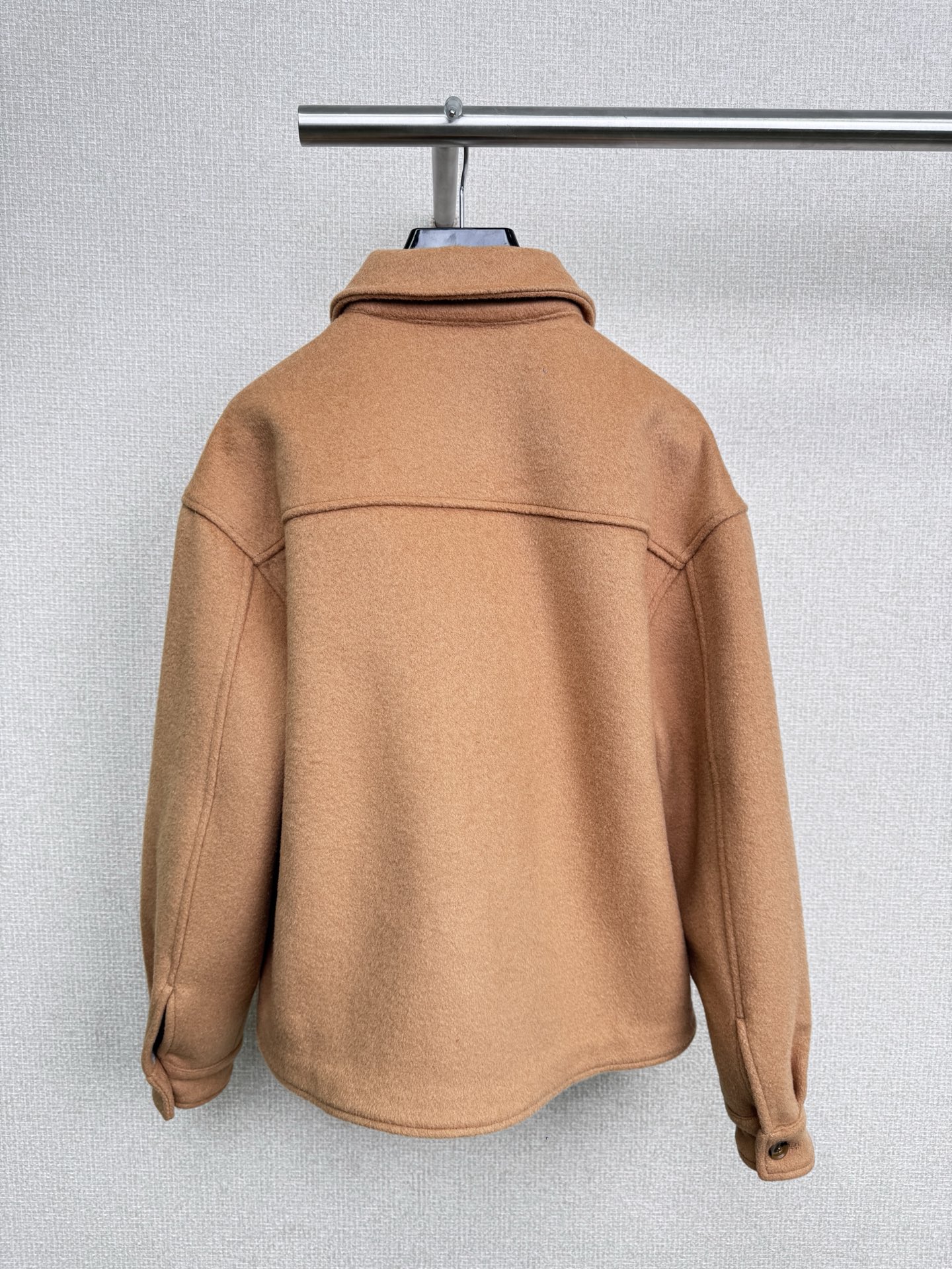 NO:506307,MiuMiu20525 autumn and winter new simple camel-wool embroidered zipper jacket, the set has a retro tone and cool temperament, giving people a sister feeling that looks good at dressing. The camel-wool jacket is really suitable for autumn and winter, very textured and looks big. It feels more atmospheric with a scarf. The details are really not bad. The style is loose and slim. It is very simple and clean. It adds a touch of freshness to the overall look. The lower body is paired with black short boots, which is very cool and shows a casual and free style. It is paired with a black retro handbag, which injects an elegant atmosphere into the whole outfit. Fashion means boldly trying different combinations. This outfit is suitable for daily outings and can stand out in various occasions. SML,,miumiu,boots,jackets &  coats, jackets & coats,alexander wang19860909MiuMiu20525秋冬新款简约风驼毛刺绣拉链夹克,套有种复古调飒爽气质女主的感觉,给人一种看着就很会穿搭的姐姐感,驼毛外套真的很适合秋冬,很有质感看着就很大牌的感觉,围个围巾就更有氛围感了,细节做工真的挑不出毛病,版型宽松显瘦,内搭一件白色系半高领打底颜色就很绝,简约又干净,为整体造型增添一抹清新,下身搭配黑色短靴,酷感十足,展现出率性洒脱的风格,再配上黑色复古手提包,为整个穿搭注入了优雅的气息,时尚就是要大胆尝试不同的组合,这套穿搭既适合日常出街,又能在各种场合中脱颖而出. 码数SML,,miumiu,boots,jackets & coats,jackets & coats,alexander wang,Women's clothing