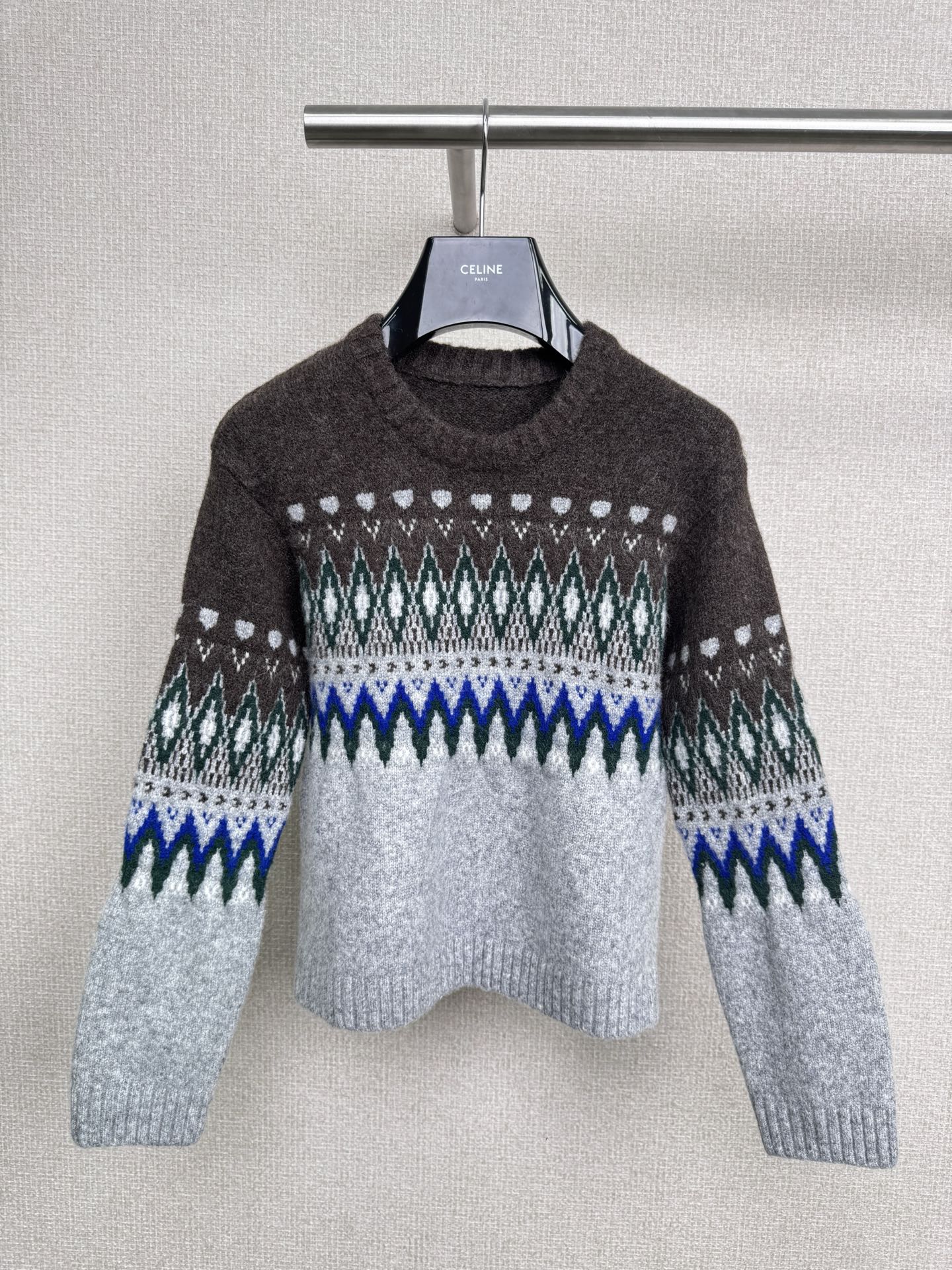 NO:506904,Acne Studios 2025 Autumn and Winter Classic Nordic Retro Fair Island Casual and versatile Knitted Sweater, Winter Warm Products, The Healing Sense of Fair Island Sweater, I really hit me at a glance. Fair Island Sweater originated from Fair Island in northern Scotland. It has a unique jacquard pattern, full of retro and romantic atmosphere. It has always been a classic in autumn and winter outfits. This sweater is soft in overall gray, with brown and white colors intertwined jacquards such as brown and white at the hem of the neckline. The pattern is exquisite and layered, like knitting the romantic starry sky in winter into the clothes. The material of the sweater is very soft, it feels furry, thick and warm. Its style is relatively slim and belongs to the lazy style. Its body wrapping is very good. Whether it is a slightly fat or a sister with a small skeleton, you can wear it with your own taste. SML, acne  studios,dior,sweaters,alexander wang19860909Acne Studios2025秋冬经典北欧复古费尔岛休闲百搭针织毛衣,冬日温暖单品,费尔岛毛衣带来的治愈感,真的一眼就戳中我,费尔岛毛衣源于苏格兰北部的费尔岛,有着独特的提花图案,充满复古又浪漫的气息,一直都是秋冬穿搭里的经典存在,这件毛衣整体是柔和的灰色调,领口下摆处有棕、白等颜色交织的提花,图案精致又有层次感,像把冬日里的浪漫星空织进了衣服里,毛衣的材质很柔软,摸着毛茸茸的,厚实又保暖,它的版型是比较修身的,属于慵懒风的那种,对身材的包裹性很好,不管是微胖还是骨架小的姐妹,都能穿出自己的味道. 码数SML,,acne studios,dior,sweaters,alexander wang,Women's clothing