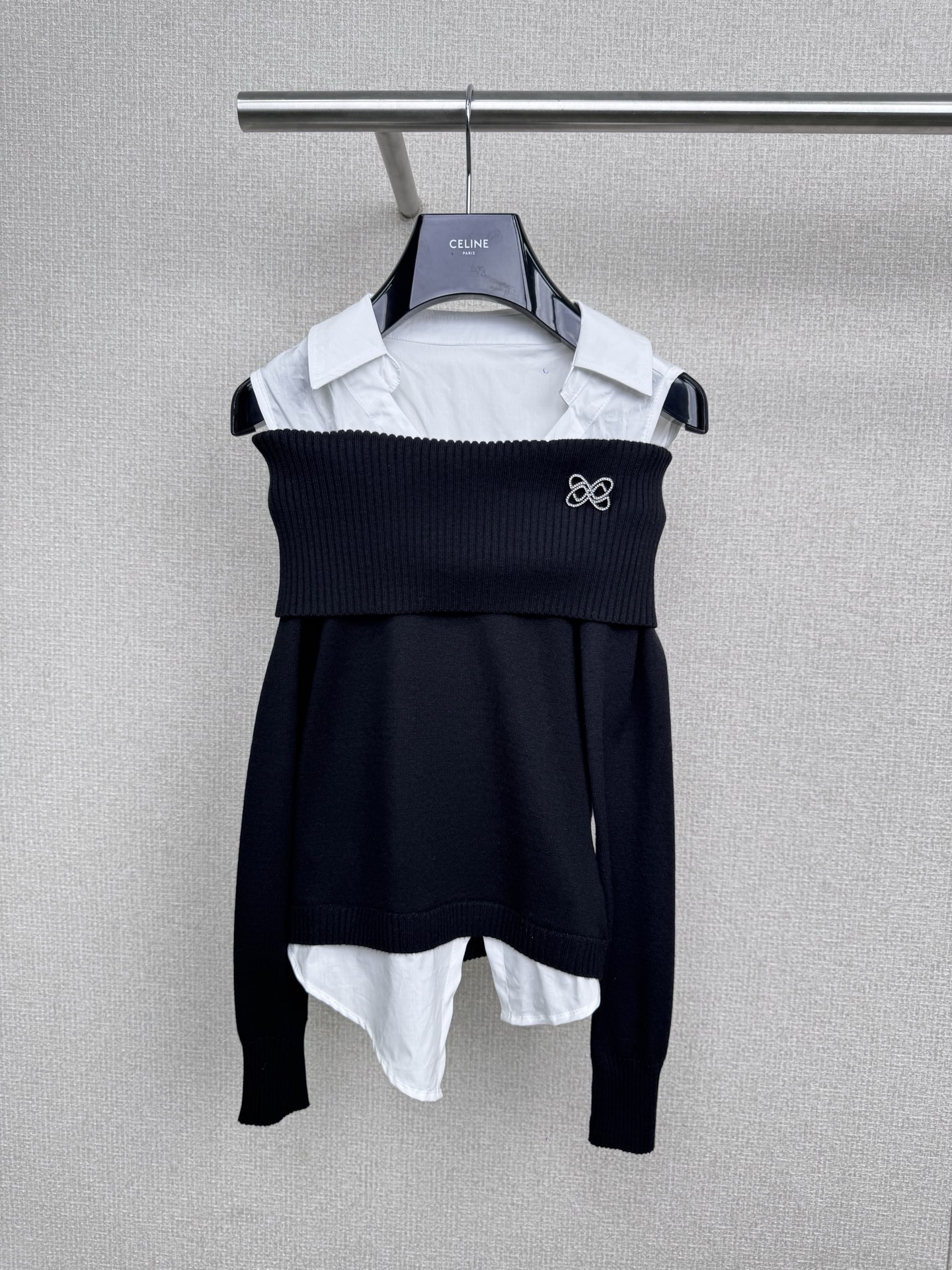 NO:506916,ANN ANDELMAN 2025 autumn new fake two-piece spliced ​​shirt collar one-shoulder knit top, layered aesthetics fake two-piece contrasting color spliced ​​wool pullover sweater, contrasting color layered, reshaping the layered, through the strong contrast and contrast of color and material, one piece refuses to be bloated, reshapes layered aesthetics, fake two-piece splicing of one-shoulder sweater and white shirt, combined with waist-closing tailoring, naturally outlines the graceful female curves, irregular hem, absorbing the essence of deconstructionism, black and white color matching is never out of time, and you can easily get layered fun, wear it alone in early autumn, wear coats in deep winter, one-piece N does not feel bad to wear, high-end and white color matching, who knows it can be worn in workplace commuting and shopping on weekends, wardrobe C-position reservation. SML,,shirts,alexander wang19860909ANN ANDELMAN2025秋季新款假两件拼接衬衫领一字肩针织衫上衣,层次美学假两件撞色拼接羊毛套头毛衫,撞色叠穿,重塑层次,通过色彩与材质的强烈反差与对比,一件拒绝臃肿,重塑层次感叠穿美学,一字肩毛衫与白衬衫的假两件拼接,配合收腰剪裁,自然勾勒曼妙女性曲线,不规则的下摆,汲取解构主义精髓,黑白配色永不过时,轻松就能Get叠穿趣味,早秋单穿,深冬内搭大衣,一衣 N 穿不心疼,配色高级又显白,谁懂啊 职场通勤、周末逛街都能穿,衣柜 C 位预定. 码数SML,,shirts,alexander wang,Women's clothing