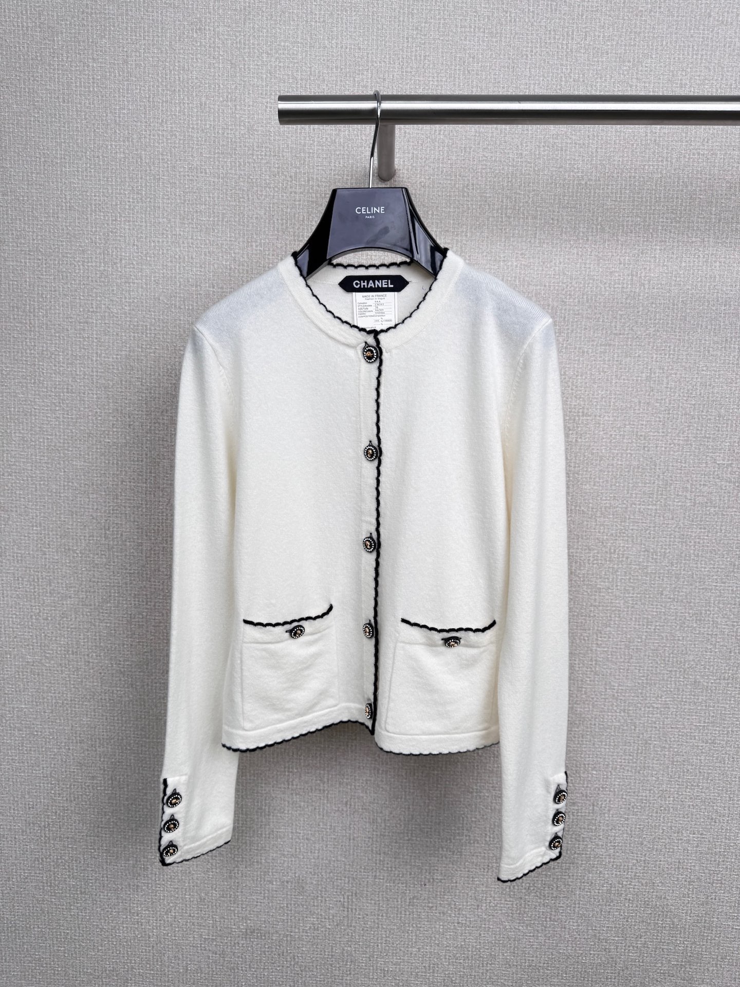 NO:506924,Chanel 2025 autumn and winter new style medieval contrasting color lace round neck cardigan, who knows? This cardigan is full of 'gentle and vitality'. The milky white knitted clean and gentle, and the black buttons and cuffs contrast color, which is like knitting the sunlight into the clothes. It is simple and design-like. The knitted fabric is soft and skin-friendly, and it is refreshing to wear it alone. It is also very beautiful to wear it in the inner layer. It is made by washing and presenting a fluffy hairy feeling, warm and breathable. Hand hooked edges on the edge collar, cuffs, and plackets. Each stitch is poured into the temperature of the process. The hollow plaque is decorated with shell standing foot buttons between the needles. It has a full texture. When worn with the outer jacket, you can wear it with a lapel to create a fashionable layering layering layering. The gentle and white color matching accompany you to enter the autumn. The gentle and vibrant feel is both online. Wear it to be a bright girl in autumn. SML, chanel, jackets  & coats,alexander wang19860909Chanel2025秋冬新款中古撞色花边圆领开衫,谁懂啊这件开衫把 “温柔活力感” 拉满,奶白色针织干净温柔,黑色纽扣和袖口撞色,像把阳光揉进衣服里,简约又有设计感,针织面料柔软亲肤,单穿清爽,搭内搭也很出彩,经由水洗工艺制作呈现蓬松毛感,保暖透气,于边领、袖口、门襟处进行手工钩边,每一处针脚皆倾注工艺的温度,移针间隔镂空门襟缀以贝壳立脚纽扣,质感十足,搭配外套穿时可外翻领口进行穿着,打造时尚层次感叠穿,温柔显白提气色的配色伴你惬意入秋,温柔与活力感双在线,穿上就是秋日里的明媚少女. 码数SML,,chanel,jackets & coats,alexander wang,Women's clothing