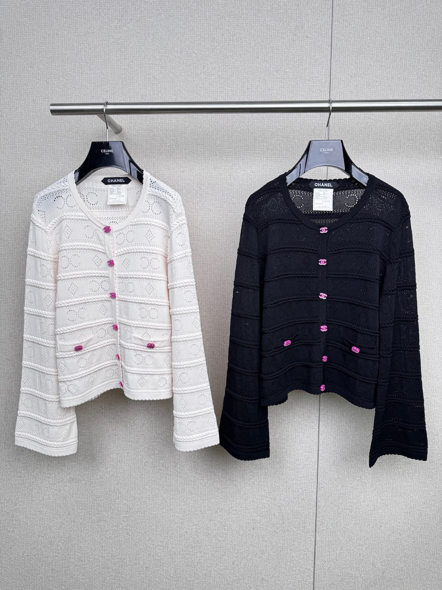 NO:506905,Chanel 2025 autumn and winter new style fashionable sexy hollow crochet knit cardigan, buttoned round neck long-sleeved shirt top, soft and delicate, super beautiful lake blue, especially durable tone, hollow crochet design, elegant points with a little sexy perspective effect hidden meat and fashionable, each stitch of this cardigan hides the patience of a craftsman - structure jacquard + heavy hollow three-dimensional weaving, multi-structured texture superimposed, a single piece takes twice as much time as ordinary knitted, the concave and convex three-dimensional hollow pattern is as delicate as artwork, and it immediately has a 'low-key scarcity' when worn on the body. Niche parties are ecstatic, both with the soft and warm wool and the breathable and skin-friendly of cotton. When worn in early autumn, it is not stuffy when worn alone, and it is not bloated in late autumn, with a crisp skin but not thorny at all, and it is like being wrapped in clouds. SML, chanel, alexander  wang19860909Chanel2025秋冬新款中古款时尚性感镂空钩花针织开衫,系扣圆领长袖罩衫上衣,手感软糯细腻,超美的湖蓝色,特别耐看的色调,镂空钩花设计,优雅加分带有一点小性感透视效果藏肉又时髦,这件开衫的每一针都藏着匠人的耐心——结构提花+重磅镂空立体编织,多组织肌理叠加,单件耗时是普通针织的2倍,凹凸的立体镂空花纹像艺术品一样细腻,穿上身立刻拥有“低调的稀缺感”,小众党狂喜,既有羊毛的柔软保暖,又保留棉的透气亲肤,初秋微凉时单穿不闷,深秋叠搭不臃肿,骨感挺括却丝毫不扎,贴身穿也像被云朵包裹. 码数SML,,chanel,alexander wang,Women's clothing