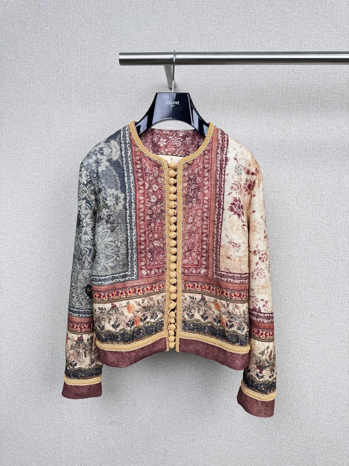 NO:506911,INTO THE EAST 25 spring and summer tussaurus hand-made plate-printed jacket, selects floral themes, breaks the traditional shape for reorganization and arrangement, and uses the imprinting process to give the fabric a unique texture, allowing ancient patterns to be reborn on modern fabrics. The floral image carries beautiful expectations. The artistic transformation of one stitch and one thread is not only a tribute to national culture, but also conveys sincere blessings to life with romantic flower language. The H-version short round neck double-breasted version is neat and simple, and is dressed in a fusion of body proportions. Its exquisite craftsmanship and unique shape add a special charm to the jacket. The layout design focuses on practicality and comfort, and adopts a straight and slightly loose tailoring method, which is easy to move and is suitable for a variety of figures to wear with wide-leg pants and skirts, which are practical and versatile. SML, skirts, jackets  & coats,alexander wang19860909INTO THE EAST 25春夏柞蚕丝手工盘口印花外套,甄选花卉题材,打破传统形制进行重组设计与排列,借由压印工艺赋予面料独特肌理,让古老纹样在现代面料上重生,花卉意象承载美好期许,一针一线的艺术转化,既是对民族文化的致敬,更以浪漫花语传递对生活的真挚祝福,H版短款圆领对襟版型,利落简约,穿着合体,修饰身形比例,其精致的工艺和独特的造型为外套增添了一份特别的中西融合魅力,版型设计注重实用性和舒适性,采用直筒微宽松的剪裁方式,便于活动且适合多种身材穿着下半身可搭配阔腿裤、半裙,实穿百搭. 码数SML,,skirts,jackets & coats,alexander wang,Women's clothing