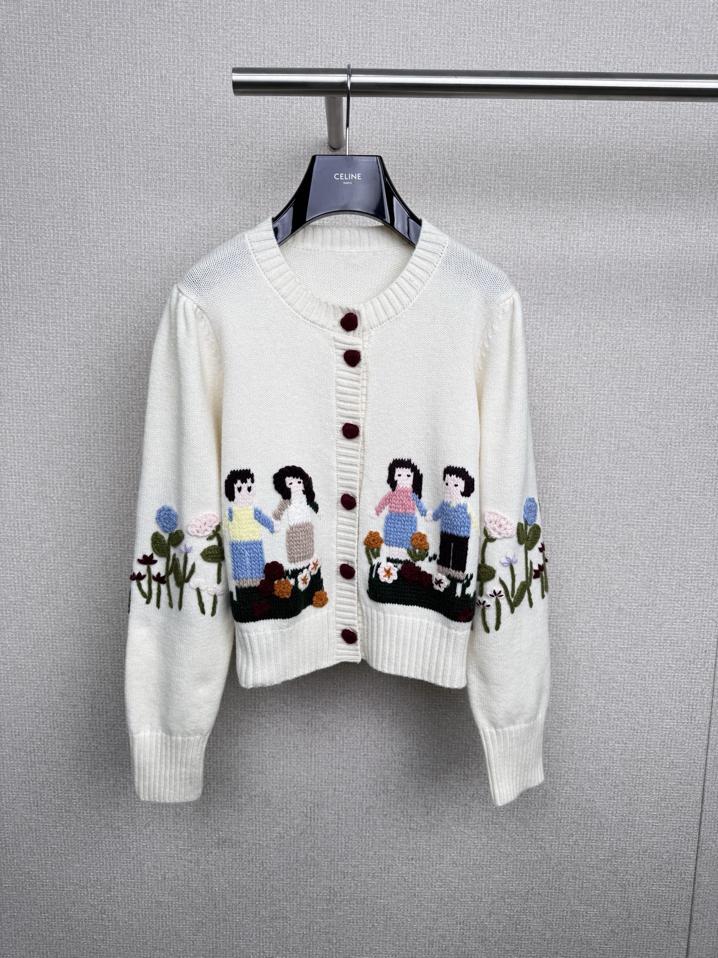 NO:508636,SEA NEW YORK 2025 autumn and winter French romantic sweet sweater cardigan is controlled by romanticism, exquisite hollow design embroidery, retro fashionable outfit that cannot be refused, gentle beige, just right sweetness, no tacky at all, wear it in the moment, girly filter, retro cork woven patterns, exquisite and special, every detail shows the texture, full of retro style, short style is super considerate, pulling up the waistline, paired with jeans, long legs feel at will, when worn alone, it is a sweet girl, layered shirt inside, can unlock the playfulness of the academy style  , I really love wearing more clothes. The fabric is soft and comfortable to wear close to the body. Whether it is going out for a date or shopping with sisters, it is an absolutely eye-catching tool. The rhythm is exaggerated. Don’t hesitate. The romance of autumn starts with this knitted cardigan. SML, jeans, sweaters, shirts, alexander wang19860909SEA NEW YORK2025秋冬法式浪漫甜美毛衣开衫,被浪漫主义拿捏了,精美镂空设计刺绣,无法拒绝的复古时髦穿搭,温柔的米白色,甜度刚刚好,完全不会俗气,穿上瞬间自带少女感滤镜,复古绞花的编织纹路,精致又特别,每一处细节都在彰显质感,满满的复古风情,短款的版型超贴心,拉高腰线一绝,搭配牛仔裤,大长腿既视感说来就来,单穿的时候是甜妹本妹,内搭衬衫叠穿,又能解锁学院风的俏皮感 ,一衣多穿真的爱了,面料也软乎乎的,贴身穿舒服到不想脱下来,无论是出门约会,还是和姐妹逛街,它都是绝对的吸睛利器,被夸爆的节奏,别犹豫了,秋天的浪漫,就从这件针织开衫开始. 码数SML,,jeans,sweaters,shirts,alexander wang,Women's clothing