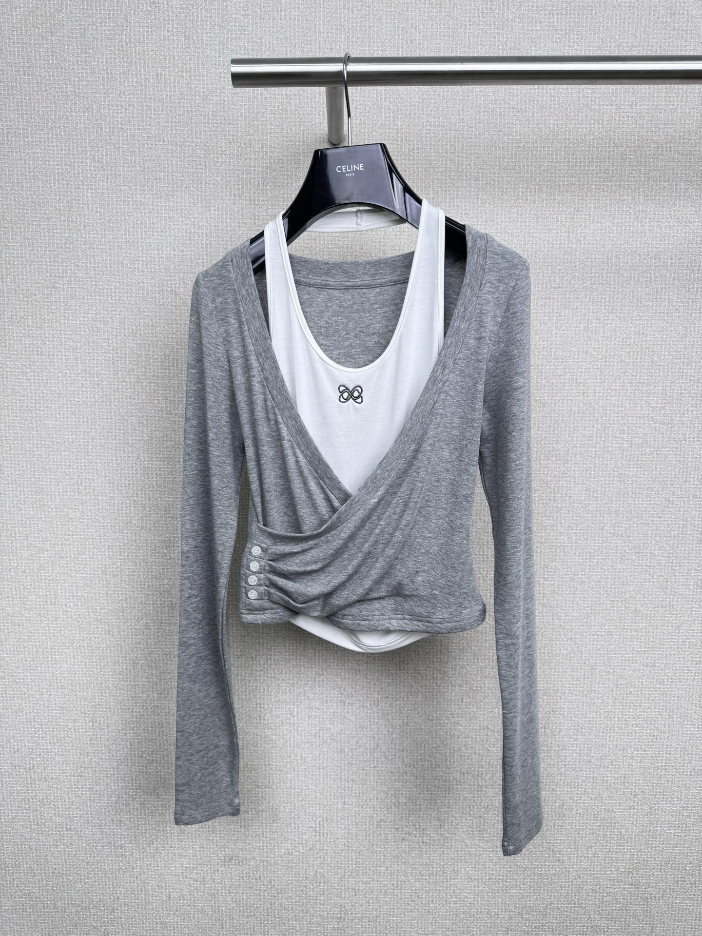 NO:508644,ANN ANDELMAN 2025 Fall Fake Two-Piece Contrast Knitted Base Shirt I really fall in love with it at a glance. The dark blue 'outer' is matched with classic white 'inner', and the fake two-piece design is absolutely unique. You can easily create a sense of layering without having to worry about matching. The fashion sense is full. The deep V-neck cleverly decorates the neck lines, revealing the delicate collarbone, which is pure and seductive. Korean women's tricks are hidden in the details. The short style is simply a blessing for small girls. It raises the waistline and creates a long-legged feeling in minutes. The knitted fabric is soft and skin-friendly, and it is super comfortable to wear with close body. It can be beautifully worn alone or with a small jacket. Whether it is commuting or dating, it is very suitable. When walking on the street, the Korean dressing items that have been questioned 800 times, the sisters close their eyes.  SML, Jackets & coats,alexander wang19860909ANN ANDELMAN2025秋季假两件撞色针织打底衫,真的是一眼就爱上,深蓝色的 “外搭” 搭配经典白 “内搭”, 假两件设计绝绝子,不用费心搭配,就能轻松营造出层次感,时尚感拉满,深 V 领巧妙修饰颈部线条,露出精致锁骨,纯欲又撩人,韩女的小心机都藏在细节里,短款版型简直是小个子女生的福音,拉高腰线,分分钟打造出大长腿既视感,针织面料软糯亲肤,贴身穿超舒服,单穿或者搭配个小外套,都能美美的出街,不管是通勤还是约会,都很合适,走在街上被追问 800 次的韩系穿搭单品,姐妹们闭眼入. 码数SML,,jackets & coats,alexander wang,Women's clothing