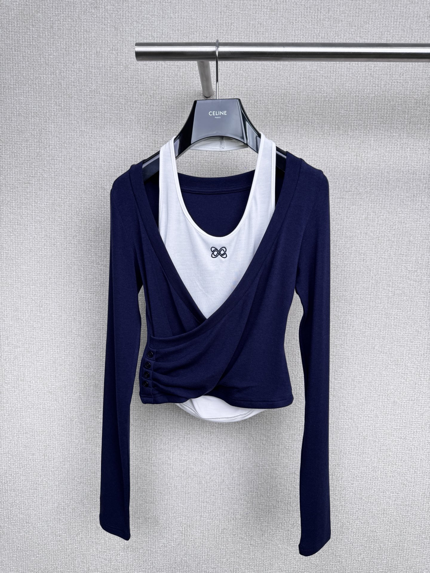 NO:508652,ANN ANDELMAN 2025 Fall Fake Two-Piece Contrast Knitted Base Shirt I really fall in love with it at a glance. The dark blue 'outer' is matched with classic white 'inner', and the fake two-piece design is absolutely unique. You can easily create a sense of layering without having to worry about matching. The fashion sense is full. The deep V-neck cleverly decorates the neck lines, revealing the delicate collarbone, which is pure and seductive. Korean women's tricks are hidden in the details. The short style is simply a blessing for small girls. It raises the waistline and creates a long-legged feeling in minutes. The knitted fabric is soft and skin-friendly, and it is super comfortable to wear with close body. It can be beautifully worn alone or with a small jacket. Whether it is commuting or dating, it is very suitable. When walking on the street, the Korean dressing items that have been questioned 800 times, the sisters close their eyes.  SML, Jackets & coats,alexander wang19860909ANN ANDELMAN2025秋季假两件撞色针织打底衫,真的是一眼就爱上,深蓝色的 “外搭” 搭配经典白 “内搭”, 假两件设计绝绝子,不用费心搭配,就能轻松营造出层次感,时尚感拉满,深 V 领巧妙修饰颈部线条,露出精致锁骨,纯欲又撩人,韩女的小心机都藏在细节里,短款版型简直是小个子女生的福音,拉高腰线,分分钟打造出大长腿既视感,针织面料软糯亲肤,贴身穿超舒服,单穿或者搭配个小外套,都能美美的出街,不管是通勤还是约会,都很合适,走在街上被追问 800 次的韩系穿搭单品,姐妹们闭眼入. 码数SML,,jackets & coats,alexander wang,Women's clothing