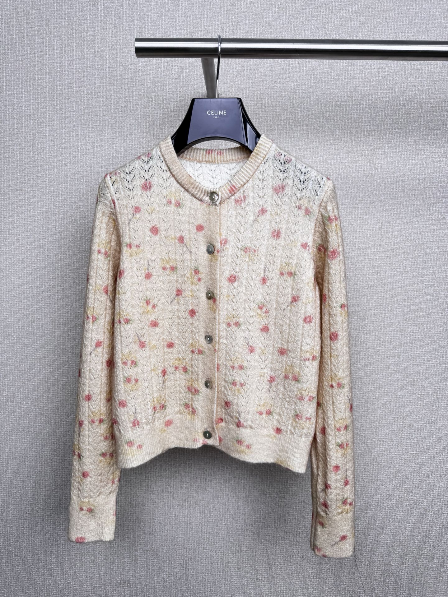 NO:508660,FORDARE 25 early autumn retro mottled floral printed cardigan, the first sweater in autumn, who knows it!  The weird outfit that was asked, the floral knitted cardigan of milk fufu is too coquettish, with a retro filter, the small flower hides the sweetness of spring, with black fluffy shorts + western boots, sweet and cool collision, the whole quirky girlish feeling, it is like walking out of Korean comics, the floral distribution is just right, not too fancy, the sunny orange color is gentle and elegant, the floral details are exquisite, and it has a very design sense. The fabric is soft knitted, breathable and comfortable to wear, it is just right to wear in early autumn, and can wear different styles with various bottoms. It is really a piece that can never make mistakes even if you close your eyes. SML, boots, shorts, sweaters, alexander wang19860909FORDARE福蝶25早秋复古感斑驳小碎花印花开衫,秋天的第一件毛衣,谁懂啊！被问爆的古灵精怪穿搭,奶fufu的碎花针织开衫也太嗲了,自带复古滤镜,小花花藏着春天的甜,配黑色蓬蓬短裤+西部靴,甜酷碰撞,一整个古灵精怪少女感,随手拍都像从韩漫里走出来,碎花分布得恰到好处,不会过于花哨,阳光橙色系的温柔优雅,碎花细节精致,很有设计感,面料是柔软的针织,穿着透气又舒适,初秋穿正合适,搭配各种下装都能穿出不同的风格,真的是闭眼入都不会出错的单品. 码数SML,,boots,shorts,sweaters,alexander wang,Women's clothing