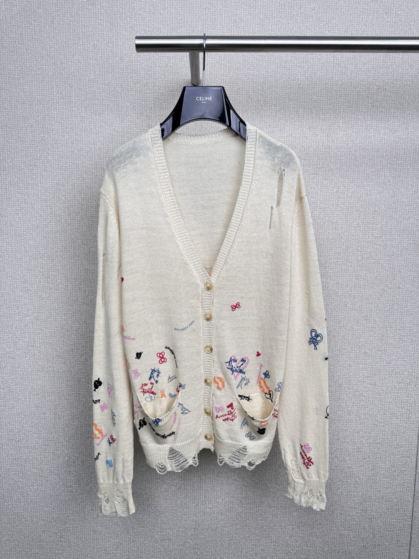 NO:508668,ANN ANDELMAN 2025 autumn new Zhang Hanyun same knitted cardigan, full-print logo design  Slack and casual, off-white linen knitted base has a high-end feel, colorful ink-splashing graffiti is like walking art canvas, the ripped edges adds a bit of casualness and unruly, who knows the happiness of being niche and not matching styles? It is paired with high-waisted denim wide-leg pants + canvas shoes, lazy and fashionable, wearing it alone in early autumn, wearing a black leather skirt + Martin boots, soft girls become hot girls in seconds, style collision is absolutely unique, wearing a suspender and a dress inside, wearing it open as a jacket, the layering is directly full, and the details are also very online, linen fabric is breathable and not stuffy, and ink is a handmade graffiti (not cheap prints), the ripped edges are exquisitely made, and there is no need to worry about being cheap, sisters who like niche design and artistic outfits close their eyes. The eye-catching tool for early autumn outfits is the one. SML,, boots, skirts, jackets & coats, alexander  wang19860909ANN ANDELMAN2025秋季新款张含韵同款针织开衫,满印logo设计 松弛随性,米白色亚麻针织基底自带高级感,彩色泼墨涂鸦像行走的艺术画布,毛边破洞设计又添了几分随性不羁,小众不撞款的快乐谁懂,配高腰牛仔阔腿裤+帆布鞋,慵懒时髦,早秋单穿刚刚好,搭黑色皮裙+马丁靴,软妹秒变辣妹,风格碰撞绝绝子,内搭吊带、连衣裙,敞开穿当外套,层次感直接拉满,细节也很在线,亚麻面料透气不闷热,泼墨是手工感的涂鸦（不是廉价印花）,毛边破洞做得很精致,完全不用担心显廉价,喜欢小众设计、艺术感穿搭的姐妹闭眼冲.早秋穿搭的吸睛利器非它莫属. 码数SML,,boots,skirts,jackets & coats,alexander wang,Women's clothing