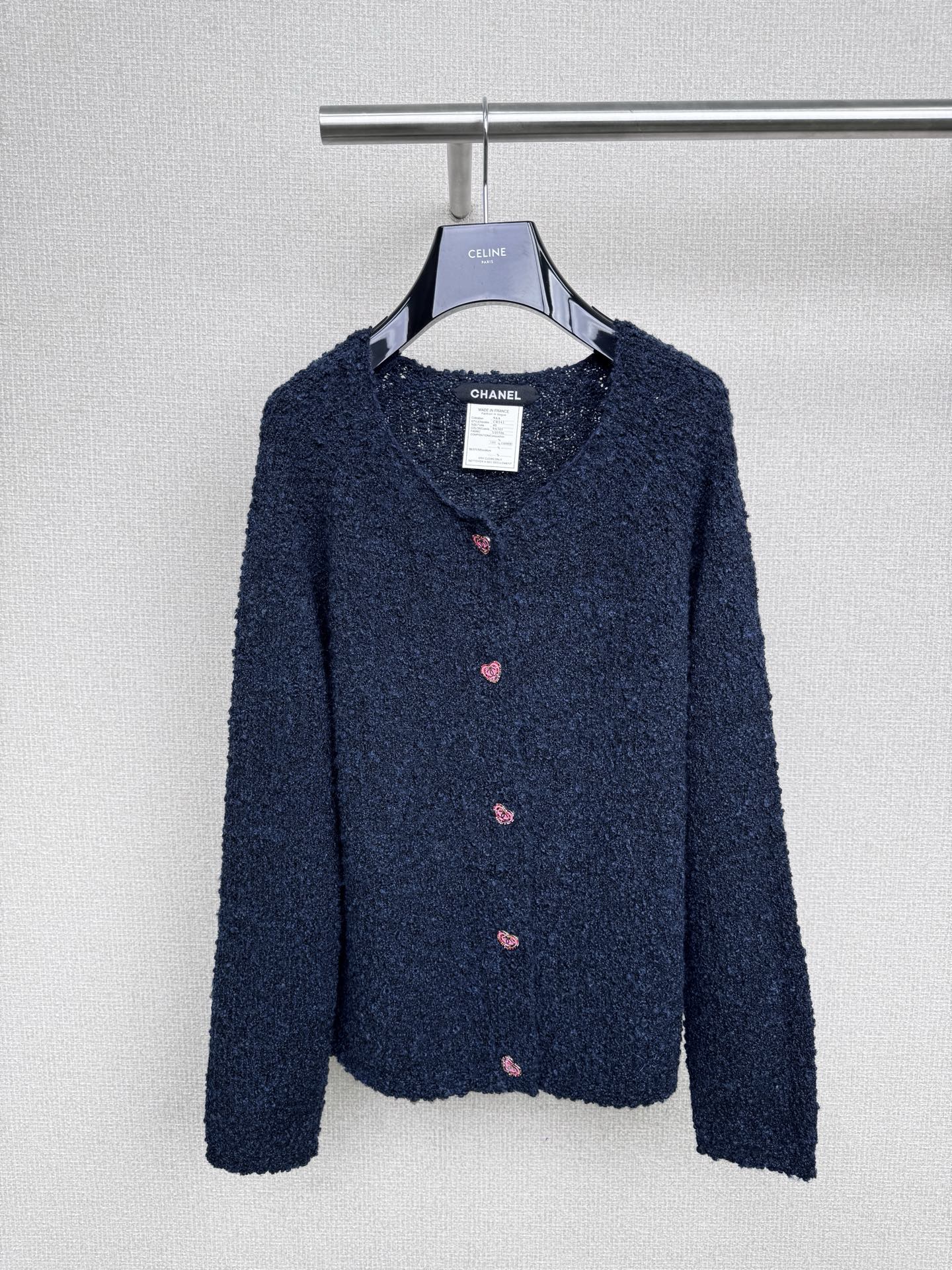 NO:508676,Chanel 2025 autumn and winter new round-neck floral knitted cardigan, this soft knitted cardigan, gray-blue tone, as gentle as the warm sun in winter, five red love buttons are playful embellishments, as if the passion beating in the heart, lit up the whole winter. It is comfortable and versatile. Whether it is matched with a skirt, it shows sweetness and cuteness, or matched with a pants, it exudes casual and casualness. The lazy style makes people don’t want to take it off as soon as they are put on. It is a must-have warmth for autumn and winter. The loose style is both slim and warm, suitable for the little fairies of all figures, making your autumn and winter outfit no longer monotonous, fashionable and tasteful. Don’t hesitate, come and buy one. SML, chanel, skirts, alexander wang19860909Chanel2025秋冬新款圆领花纱针织开衫,这件柔软的针织开衫,灰蓝的色调,如冬日暖阳般温柔,五颗红色爱心纽扣,是俏皮的点缀,仿佛心间跳动的热情,点亮了整个冬日,它舒适又百搭,无论是搭配裙装,尽显甜美可爱,还是与裤装相配,散发休闲随性,慵懒的版型让人一穿上就不想脱下来,简直是秋冬必备的温馨小物,宽松的版型既显瘦又保暖,适合各种身材的小仙女们,让你的秋冬穿搭不再单调,时髦又有品味,不用犹豫啦,快来入手一件吧. 码数SML,,chanel,skirts,alexander wang,Women's clothing