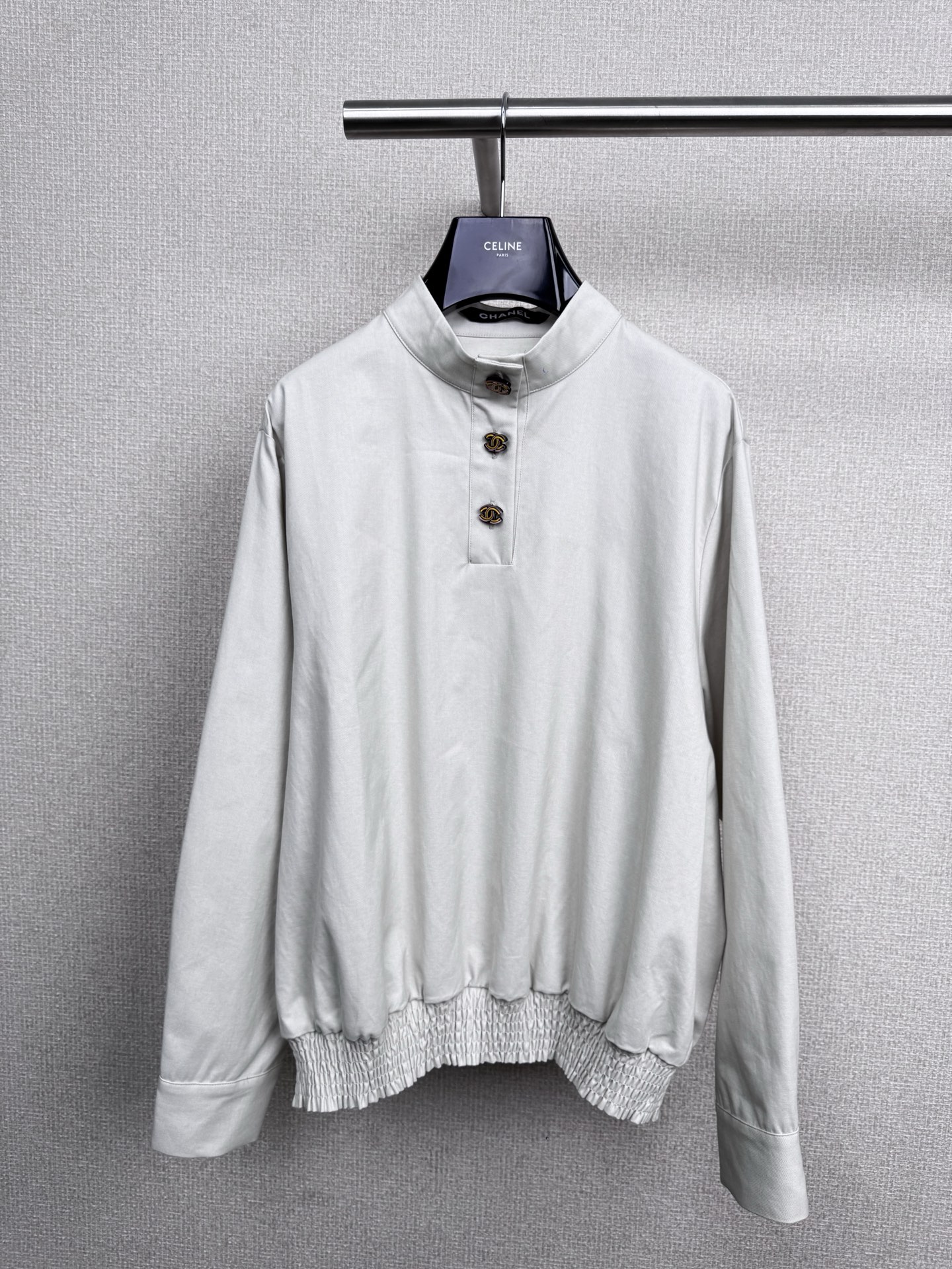 NO:508684,Chanel's new autumn medieval series has a street style half-high neck silhouette bat sleeves and waist shirt. In the complex and complex fashion world, a shirt always tells its elegance and eternity in the most simple posture. This white shirt is like a low sing in autumn and winter, with undefined calmness and power. Its design details are unique. The three perfect double C buttons on the neckline are decorated like a touch of quiet romance, adding a subtle sense of layering to the simple white. The high neck design is not only warm, but also symbolizes a restrained confidence and calmness. It seems to tell us that simple can also have depth. It is matched with smoothly cut dark gray trousers or blue straight jeans. This outfit outlines the poetic silhouette with minimalist lines, without any extra embellishment, which is already attractive enough.  SML, chanel, jeans,shirts,alexander wang19860909Chanel2025秋季新款中古系列设计感街头风半高领廓形蝙蝠袖拼接收腰衬衫,在纷繁复杂的时尚世界里,一件衬衫始终以最简约的姿态诉说它的优雅与永恒,这件白衬衫,像秋冬的一场低吟浅唱,带着不被定义的从容与力量,它的设计细节别具匠心,领口三颗恰到好处的双C扣子装饰,像一抹静谧的浪漫,为素雅的白增添了微妙的层次感,高领设计不仅温暖,更象征着一种内敛的自信与从容仿佛告诉我们,简单也可以有深度,搭配裁剪流畅的深灰色裤装,或者蓝色直筒牛仔裤,这一身造型用极简的线条勾勒出诗意的廓形,无需多余点缀,已经足够动人. 码数SML,,chanel,jeans,shirts,alexander wang,Women's clothing