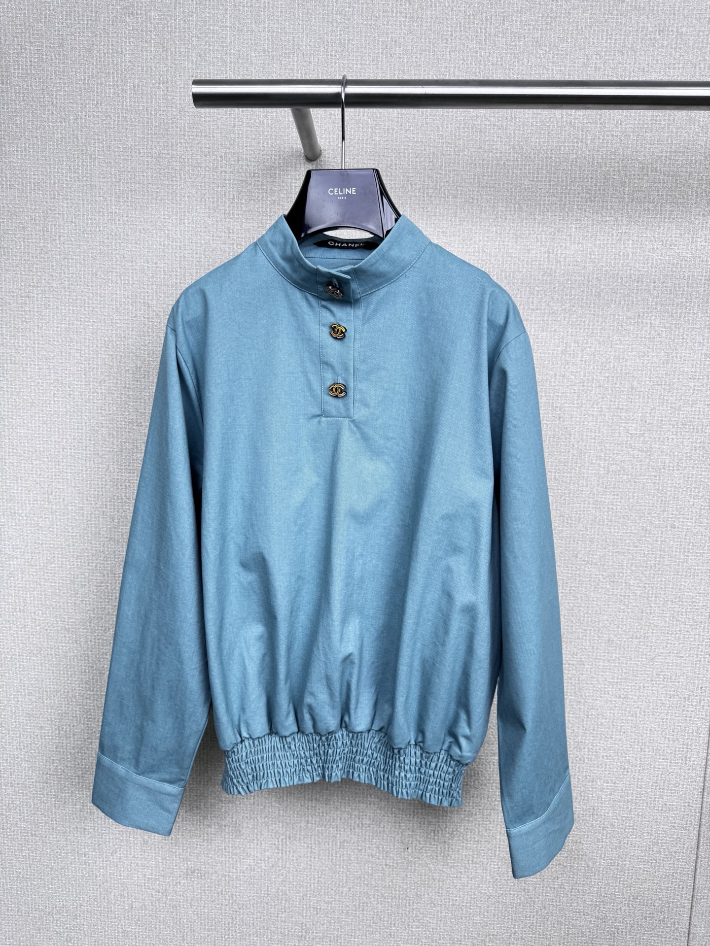 NO:508692,Chanel's new autumn medieval series has a street style half-high neck silhouette bat sleeves and waist shirt. In the complex and complex fashion world, a shirt always tells its elegance and eternity in the most simple posture. This white shirt is like a low sing in autumn and winter, with undefined calmness and power. Its design details are unique. The three perfect double C buttons on the neckline are decorated like a touch of quiet romance, adding a subtle sense of layering to the simple white. The high neck design is not only warm, but also symbolizes a restrained confidence and calmness. It seems to tell us that simple can also have depth. It is matched with smooth-cut dark gray trousers or blue straight jeans. This outfit outlines the poetic silhouette with minimalist lines, without any extra embellishment, which is already attractive enough.  SML, chanel, jeans,shirts,alexander wang19860909Chanel2025秋季新款中古系列设计感街头风半高领廓形蝙蝠袖拼接收腰衬衫,在纷繁复杂的时尚世界里,一件衬衫始终以最简约的姿态诉说它的优雅与永恒,这件白衬衫,像秋冬的一场低吟浅唱,带着不被定义的从容与力量,它的设计细节别具匠心,领口三颗恰到好处的双C扣子装饰,像一抹静谧的浪漫,为素雅的白增添了微妙的层次感,高领设计不仅温暖,更象征着一种内敛的自信与从容仿佛告诉我们,简单也可以有深度,搭配裁剪流畅的深灰色裤装,或者蓝色直筒牛仔裤,这一身造型用极简的线条勾勒出诗意的廓形,无需多余点缀,已经足够动人. 码数SML,,chanel,jeans,shirts,alexander wang,Women's clothing