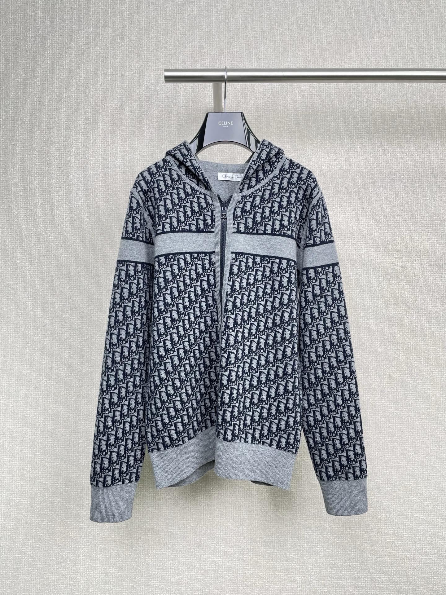 NO:517293,Dior new double-sided cashmere jacket lengthened set, one piece price, double experience, this double-sided cardigan is casual and practical, made of cashmere material, front zipper closure, paired with ribbed bottom and cuffs, new hooded style, double-sided design, one side is solid color and the other side is decorated with patterns, which can be matched with different styles of style. The upper body is super soft and glutinous, not to mention the warmth. The most important thing is that both the front and back are super good-looking and not picky at all. One side is milky white, the upper body is low-key and has a slack feeling, and the other side is decorated with the brand's iconic classic jacquard, full of luxury and high-quality, one piece is equal to having two pieces hahaha, as a classic style, it will never go out of date, it is worthy of being a fashionable girl, friends who have not yet entered it have to follow. SML long tops, dior, jackets &  coats, hats, alexander wang19860909Dior 新款双面羊绒外套加长款套装,一件的价格,双倍的体验啦,这款双面开衫休闲实用,采用山羊绒材质,正面拉链开合,搭配罗纹底边和袖口,新款连帽款式,双面设计,一面为纯色,另一面饰以图案,可与不同风格的造型搭配,上身质感超级软糯,一点都不扎肤,保暖性就更不用提了,最主要是正反面穿都超好看完全不挑人,一面为奶呼呼的白色,上身低调内涵有松弛感,另一面饰品牌标志性经典提花,满档奢华高逼格,入一件等于拥有两件哈哈哈,作为经典款一直穿也不会过时,不愧是时髦精的心头好,还没入的朋友抓紧跟上. 码数SML 长款上衣,,dior,jackets & coats,hats,alexander wang,Women's clothing