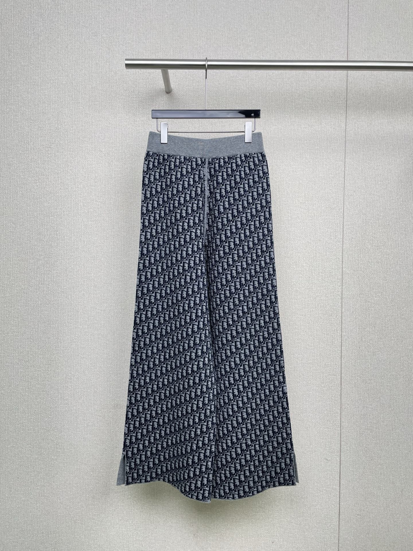 NO:517300,Dior new double-sided cashmere jacket lengthened set, one piece price, double experience, this double-sided cardigan is casual and practical, made of cashmere material, front zipper closure, paired with ribbed bottom and cuffs, new hooded style, double-sided design, one side is solid color and the other side is decorated with patterns, which can be matched with different styles of style. The upper body is super soft and glutinous, not to mention the warmth. The most important thing is that both the front and back are super good-looking and not picky at all. One side is milky white, the upper body is low-key and has a slack feeling, and the other side is decorated with the brand's iconic classic jacquard, full of luxury and high-quality, one piece is equal to having two pieces, hahaha, as a classic style, it will never go out of date, it is worthy of being a fashionable girl, friends who have not yet entered it keep up with it. SML, dior, jackets &  coats, hats, alexander wang19860909Dior 新款双面羊绒外套加长款套装,一件的价格,双倍的体验啦,这款双面开衫休闲实用,采用山羊绒材质,正面拉链开合,搭配罗纹底边和袖口,新款连帽款式,双面设计,一面为纯色,另一面饰以图案,可与不同风格的造型搭配,上身质感超级软糯,一点都不扎肤,保暖性就更不用提了,最主要是正反面穿都超好看完全不挑人,一面为奶呼呼的白色,上身低调内涵有松弛感,另一面饰品牌标志性经典提花,满档奢华高逼格,入一件等于拥有两件哈哈哈,作为经典款一直穿也不会过时,不愧是时髦精的心头好,还没入的朋友抓紧跟上. 码数SML,,dior,jackets & coats,hats,alexander wang,Women's clothing