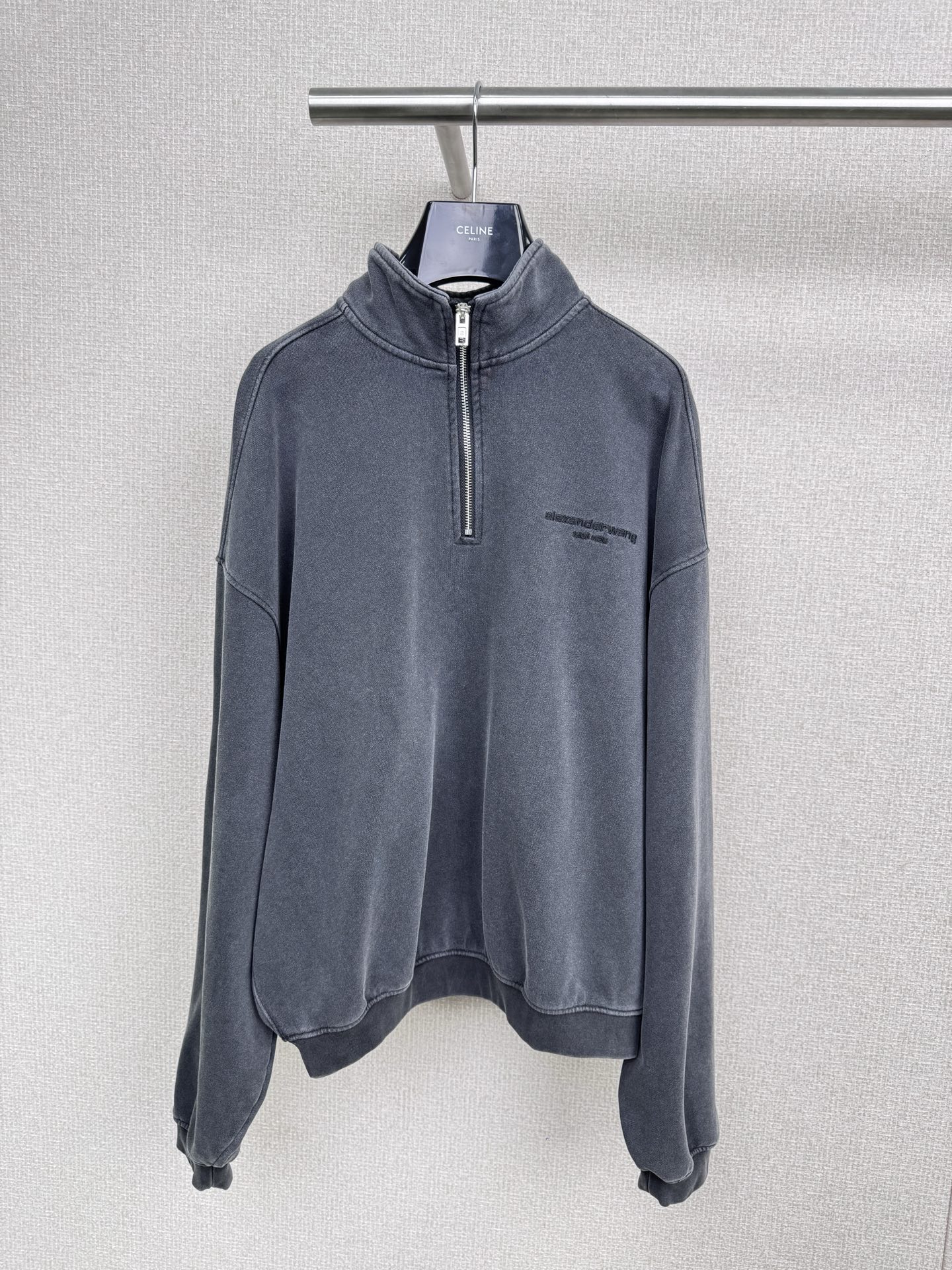 NO:517317,Who knows the family?  Alexander King's sweatshirt suit is really good for me. The gray tone is high-end and versatile, the semi-zippered stand-up collar design is casual and has a bit of neatness. The brand logo on the chest is low-key and recognizable. It is matched with sweatpants of the same color. The loose style is very friendly to all figures. The lazy and casual atmosphere is directly full. The fabric is high-woven worsted cotton. The texture is natural and soft to the touch, moisture absorbing and breathable. It is like being wrapped in sunshine. It is warm and not stuffy, and the comfort is directly full. It is very suitable for daily outing or home leisure. It is very stylish when you match it casually. It is easy to get it. It is really hard not to love it. SML sweatshirts, alexander wang, hoodie, sweatshirts, alexander wang19860909家人们谁懂啊！亚历山大王这套卫衣套装真的长在我审美点上了,灰色调高级又百搭,半拉链立领设计,休闲中带着点利落感,胸前品牌标识低调又有辨识度,搭配同色系卫裤,宽松的版型对各种身材都很友好,慵懒随性的氛围感直接拉满,而且面料是高织精纺的棉,质地天然,摸起来软软糯糯的,吸湿又透气,穿着就像被阳光包裹,暖乎乎的还不闷热,舒适度直接拉满,日常出街或者居家休闲穿都超合适,随便一搭就很有范儿,高级感轻松get,真的很难不爱啊. 码数SML 卫衣,,alexander wang,hoodie,sweatshirts,alexander wang,Women's clothing