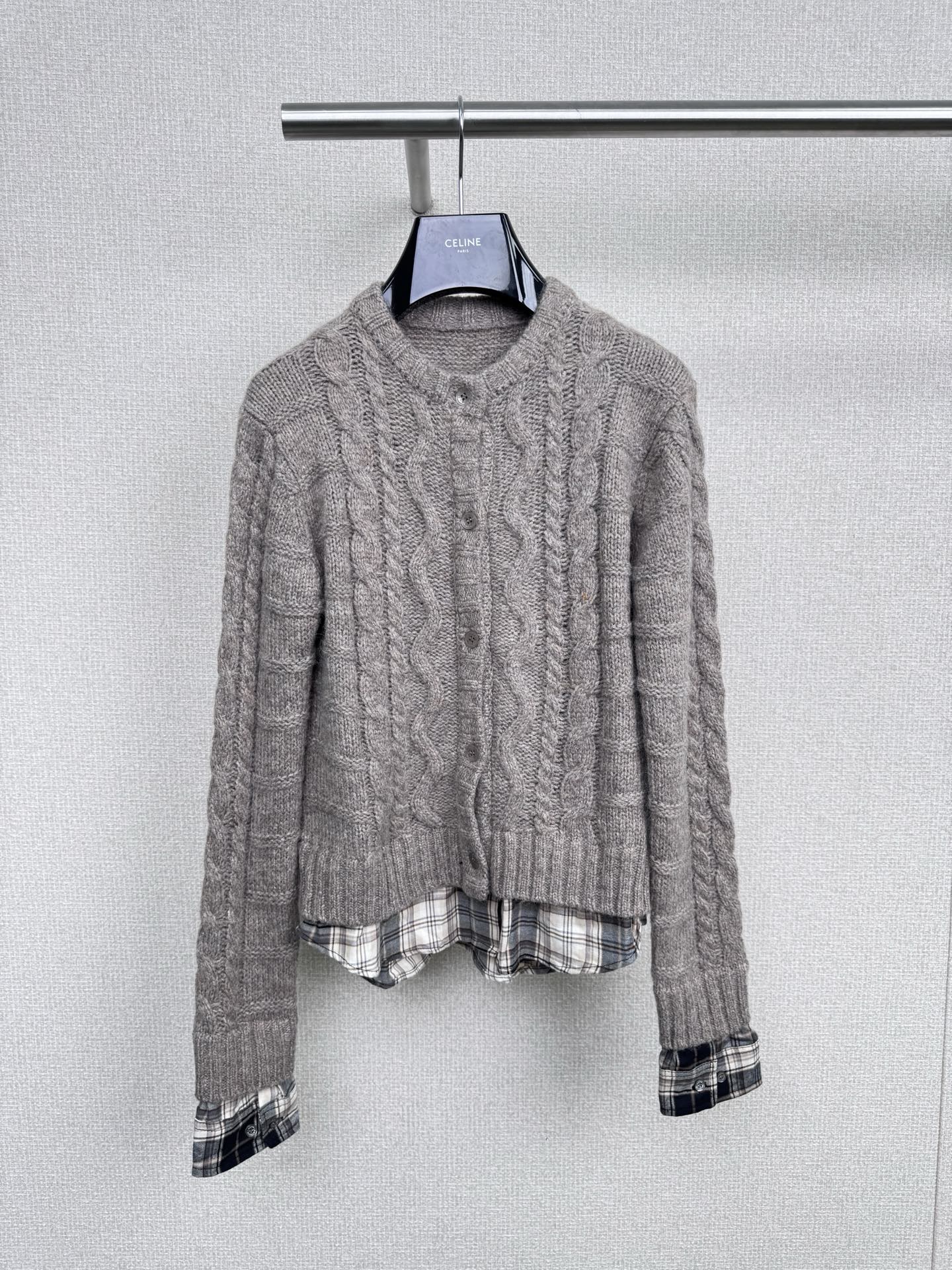 NO:517298,Acne Studios' new fake two-piece sweater, this fake two-piece design is a trick to play lazy and fashionable to the extreme. The fake two-piece splicing of light gray knitted and plaid shirts allows you to avoid the cumbersome layering, but you can have a rich sense of layering. The brand's iconic low-key details are hidden in the neckline and cuffs, inadvertently revealing high-level recognition. It is matched with an old wide-leg denim, which combines Nordic laziness and street casually, and then step on pure white thick-soled shoes to balance the soft and cool proportions. This seemingly layered but actually integrated design is an ingenious extension of the minimalist style of Acne. It does not need to be matched with brains. One piece can be worn to create a carefully decorated fashionable feeling, and the efficiency and texture of daily style are both full of the efficiency and texture of daily style. SML, acne studios, dior, sweaters, shirts, alexander wang19860909Acne studios新款假两件毛衣,这款假两件设计是把偷懒式时髦玩到极致的小心机,浅灰针织与格纹衬衫的假两件拼接,让你免去叠穿的繁琐,却能拥有层次的丰富感,品牌标志性的低调细节藏在领口与袖口,不经意间流露高级辨识度,搭配做旧阔腿牛仔,把北欧慵懒与街头随性揉成一体,再踩上纯白厚底鞋,平衡柔与酷的比例,这种看似叠穿实则一体的设计,是acne对极简风格的巧思延伸,不用费脑搭配,一件就能穿出精心打扮过的时髦感,把日常造型的效率与质感同时拉满. 码数SML,,acne studios,dior,sweaters,shirts,alexander wang,Women's clothing
