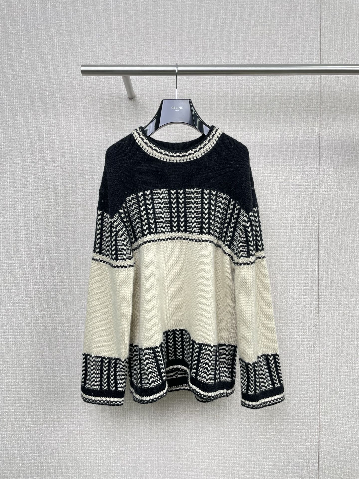 NO:517304,Lowclassic autumn and winter new contrasting sweater with hats, autumn and winter atmosphere, contrasting sweater is so amazing, I like this soft and glutinous outfit, contrasting sweater is delicate in autumn and winter, black and white color matching is simple and high-end, matched with the same color knitted hat, adds highlights to the overall shape, and the sense of autumn and winter atmosphere is very responsible. Fair Island jacquard is so atmospherey, this autumn and winter is completely grasped by this set. Fair Island pattern, paired with the same series of wool hats, the spirit of winter atmosphere is warm and lazy. SML code SML hair, sweaters, hats, alexander wang19860909Lowclassic秋冬新款撞色毛衣搭配帽子一整套穿搭,秋冬氛围感穿搭,撞色毛衣太绝啦,秋冬就喜欢这种软软糯糯的穿搭,撞色毛衣针织纹路细腻,黑白配色搭配简约有高级,搭配同色系针织帽,为整体造型增添亮点,妥妥的秋冬氛围感担当,费尔岛提花太有氛围感了吧,今年秋冬彻底被这套拿捏住了,费尔岛图案,配上同系列毛线帽,冬日氛围感的神,温暖又慵懒. 码数SML 毛,,sweaters,hats,alexander wang,Women's clothing