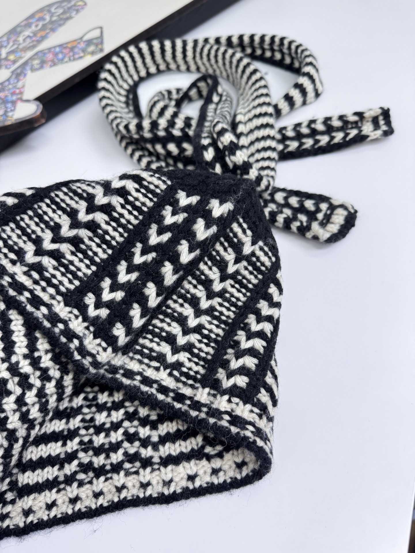 NO:517310,Lowclassic autumn and winter new contrasting sweater with hats, autumn and winter atmosphere, contrasting sweater is so amazing, I like this soft and glutinous outfit, contrasting sweater is delicate in autumn and winter, black and white color matching is simple and high-end, matched with the same color knitted hat, adds highlights to the overall shape, and the sense of autumn and winter atmosphere is very responsible. Fair Island jacquard is so atmospherey, this autumn and winter is completely grasped by this set. Fair Island pattern, paired with the same series of wool hats, the winter atmosphere is warm and lazy. SML, sweaters, hats, alexander wang19860909Lowclassic秋冬新款撞色毛衣搭配帽子一整套穿搭,秋冬氛围感穿搭,撞色毛衣太绝啦,秋冬就喜欢这种软软糯糯的穿搭,撞色毛衣针织纹路细腻,黑白配色搭配简约有高级,搭配同色系针织帽,为整体造型增添亮点,妥妥的秋冬氛围感担当,费尔岛提花太有氛围感了吧,今年秋冬彻底被这套拿捏住了,费尔岛图案,配上同系列毛线帽,冬日氛围感的神,温暖又慵懒. 码数SML,,sweaters,hats,alexander wang,Women's clothing