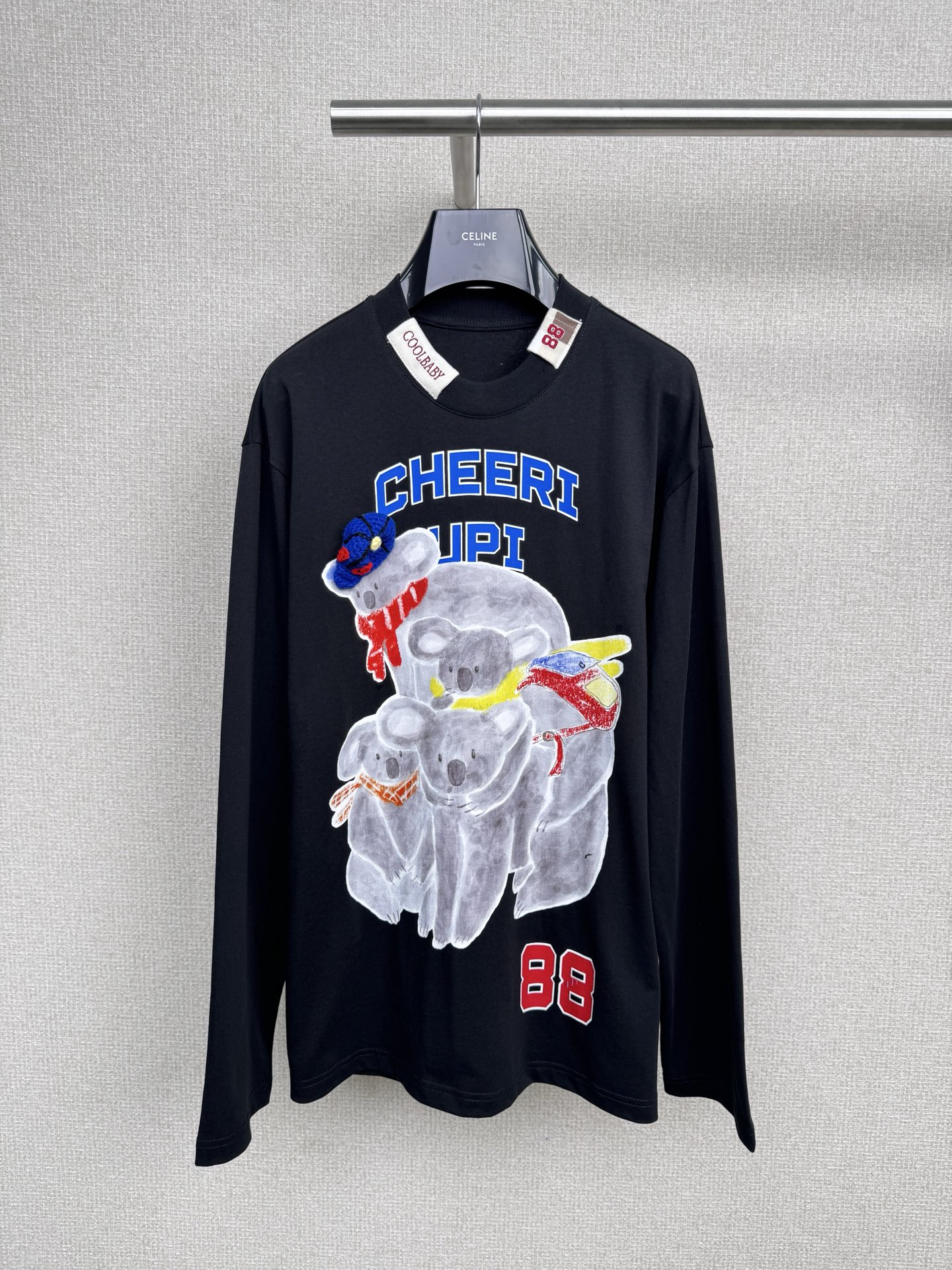 NO:517315,CHEERi UPi designer's new 25 autumn koala zipper long-sleeved T-shirt, contrasting color design is super eye-catching, classic black body, clever printed design breaks the monotony, not only the fashionable feeling rises linearly, but also visually optimizes the shoulder shape. Narrow shoulder star and sloping shoulder girls instantly become right-angle shoulders, who can not love it, look first-class in slimming, the style is just right, slightly slim and not tight, can naturally fit the body, easily hide the belly and arms and bow meat  , wear a paper-like person in seconds, and can easily control any body. When paired with a plaid pleated skirt, you are a young and energetic sweet and cool schoolgirl. With straight jeans, you become a casual and free street trendy person. You can easily grasp every day, campus outfits, and bestie parties. You can wear early autumn atmosphere. This is enough. Sisters, hurry up and let you reach a new level of beauty. SML, skirts, jeans, tees, t-shirt, alexander wang19860909CHEERi UPi设计师新款25秋季考拉叠叠乐插肩长袖T恤,撞色设计超吸睛,经典的黑色衣身,巧妙的印花设计,打破单调,不仅时髦感直线上升,还在视觉上优化肩型,窄肩星人和溜肩女孩秒变直角肩,谁能不爱,显瘦功底一流,版型恰到好处,微微修身不紧绷,能够自然地贴合身形,轻松隐藏小肚腩和手臂拜拜肉 ,穿上秒变纸片人,无论什么身材都能轻松驾驭,搭格纹百褶裙,是青春活力的甜酷学妹,配直筒牛仔裤,又化身为随性洒脱的街头潮人,日常出街、校园穿搭、闺蜜聚会,各种场合都能轻松拿捏,早秋氛围感穿搭,有这一件就够啦,姐妹们赶紧冲,让你美出新高度. 码数SML,,skirts,jeans,tees，t-shirt,alexander wang,Women's clothing