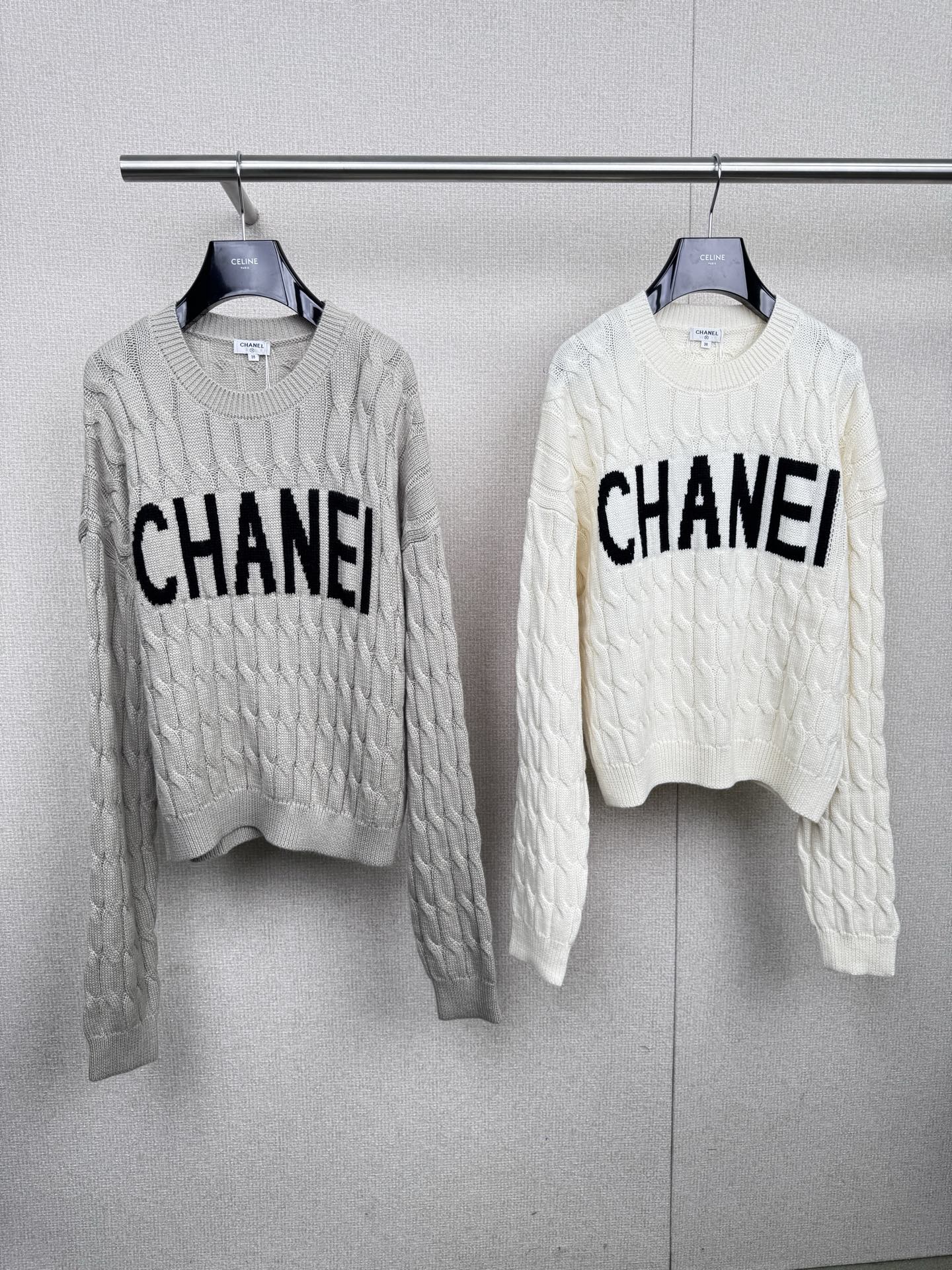NO:534946,Chanel's new letters and pattern sweater with embroidered iconic letter logo is beautiful, easy to grasp and lazy and casual style, easy to control. High wear rate, essential for autumn and winter wardrobe, made of wool-blend knitted fabric, customer-supplied fabric feels soft and delicate, and the upper body is comfortable and beautiful. Just look at the material of the yarn, it is worth the price. The twist texture knitted design is designed with textured cork knitted patterns, comfortable and soft woven surface, elasticity is not easy to deform, tight knitted, comfortable and thick, invincible texture, loose style, this length does not require height  Good-looking and easy to wear, good tolerant of body shape, instantly become a paper person, and you can also buy it with confidence in the world of slimness, hide the flesh and make your body look thin, cover the body, and have a three-dimensional knitting process, with a comfortable and breathable texture, rich visual layering, lazy and full of atmosphere, fashionable and tone round neckline, modify the neckline, easy to wear without picking on the face, rotator sleeve design, modify the shoulders and arms to worship the flesh. In early autumn, you can go out to explode the streets by wearing this piece alone, and you can easily interpret different styles with skirts or pants. SML, chanel, skirts, sweaters, alexander wang19860909Chanel秋冬新款字母麻花纹毛衣,搭配刺绣标志性字母logo绝美,轻松拿捏慵懒随意范儿,轻松驾驭 实穿率高,秋冬衣橱必备款,采用羊毛混纺针织面料打造,客供面料手感柔软细腻,上身舒适好看,单单看纱线的材质,就值回这个价,满身麻花纹理针织设计,设计有富有质感的绞花编结图案,舒适柔软织面 弹力不易变形 ,紧密针织 衣身舒适且厚实 质感无敌,宽松版型,这个长度对身高也没有要求 好看又好穿,对身材包容性好,秒变纸片人,微胖界也可以放心入手,藏肉显瘦,遮饰身形,带有立体感的针织工艺,自带着舒适透气质感,丰富视觉层次感,慵懒感氛围十足,时髦又腔调的圆领,修饰脖颈线条,好穿不挑脸型,落肩袖设计,修饰肩部和手臂拜拜肉,初秋的时候单穿这一件就可以出去炸街了,搭配裙装或者裤类都能轻松演绎出不同的风格. 码数SML,,chanel,skirts,sweaters,alexander wang,Women's clothing