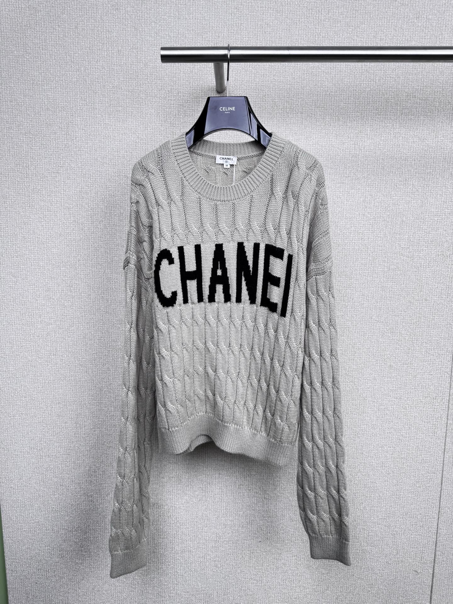 NO:534951,Chanel's new letters and pattern sweater with embroidered iconic letter logo is beautiful, easy to grasp and lazy and casual style, easy to control. High wear rate, essential for autumn and winter wardrobe, made of wool-blend knitted fabric, customer-supplied fabric feels soft and delicate, and the upper body is comfortable and beautiful. Just look at the material of the yarn, it is worth the price. The twist texture knitted design is designed with textured cork knitted patterns, comfortable and soft woven surface, elasticity is not easy to deform, tight knitted, comfortable and thick, invincible texture, loose style, this length does not require height  Good-looking and easy to wear, good tolerant of body shape, instantly become a paper person, and you can also buy it with confidence in the world of slimness, hide the flesh and make your body look thin, cover the body, and have a three-dimensional knitting process, with a comfortable and breathable texture, rich visual layering, lazy and full of atmosphere, fashionable and tone round neckline, modify the neckline, easy to wear without picking on the face, rotator sleeve design, modify the shoulders and arms to worship the flesh. In early autumn, you can go out to explode the streets by wearing this piece alone, and you can easily interpret different styles with skirts or pants. SML, chanel, skirts, sweaters, alexander wang19860909Chanel秋冬新款字母麻花纹毛衣,搭配刺绣标志性字母logo绝美,轻松拿捏慵懒随意范儿,轻松驾驭 实穿率高,秋冬衣橱必备款,采用羊毛混纺针织面料打造,客供面料手感柔软细腻,上身舒适好看,单单看纱线的材质,就值回这个价,满身麻花纹理针织设计,设计有富有质感的绞花编结图案,舒适柔软织面 弹力不易变形 ,紧密针织 衣身舒适且厚实 质感无敌,宽松版型,这个长度对身高也没有要求 好看又好穿,对身材包容性好,秒变纸片人,微胖界也可以放心入手,藏肉显瘦,遮饰身形,带有立体感的针织工艺,自带着舒适透气质感,丰富视觉层次感,慵懒感氛围十足,时髦又腔调的圆领,修饰脖颈线条,好穿不挑脸型,落肩袖设计,修饰肩部和手臂拜拜肉,初秋的时候单穿这一件就可以出去炸街了,搭配裙装或者裤类都能轻松演绎出不同的风格. 码数SML,,chanel,skirts,sweaters,alexander wang,Women's clothing